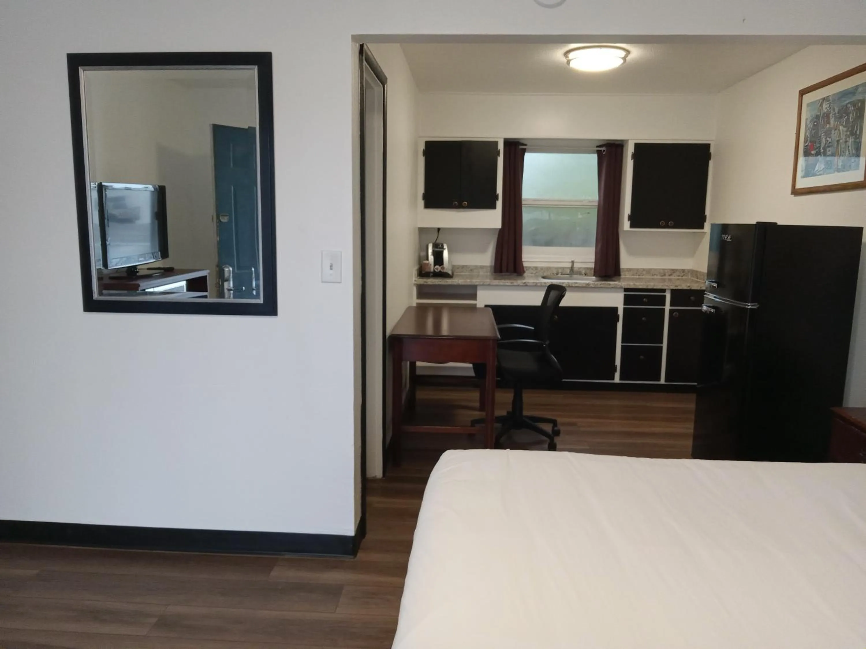 Kitchen or kitchenette, Bed in Blue Coast Inn & Suites
