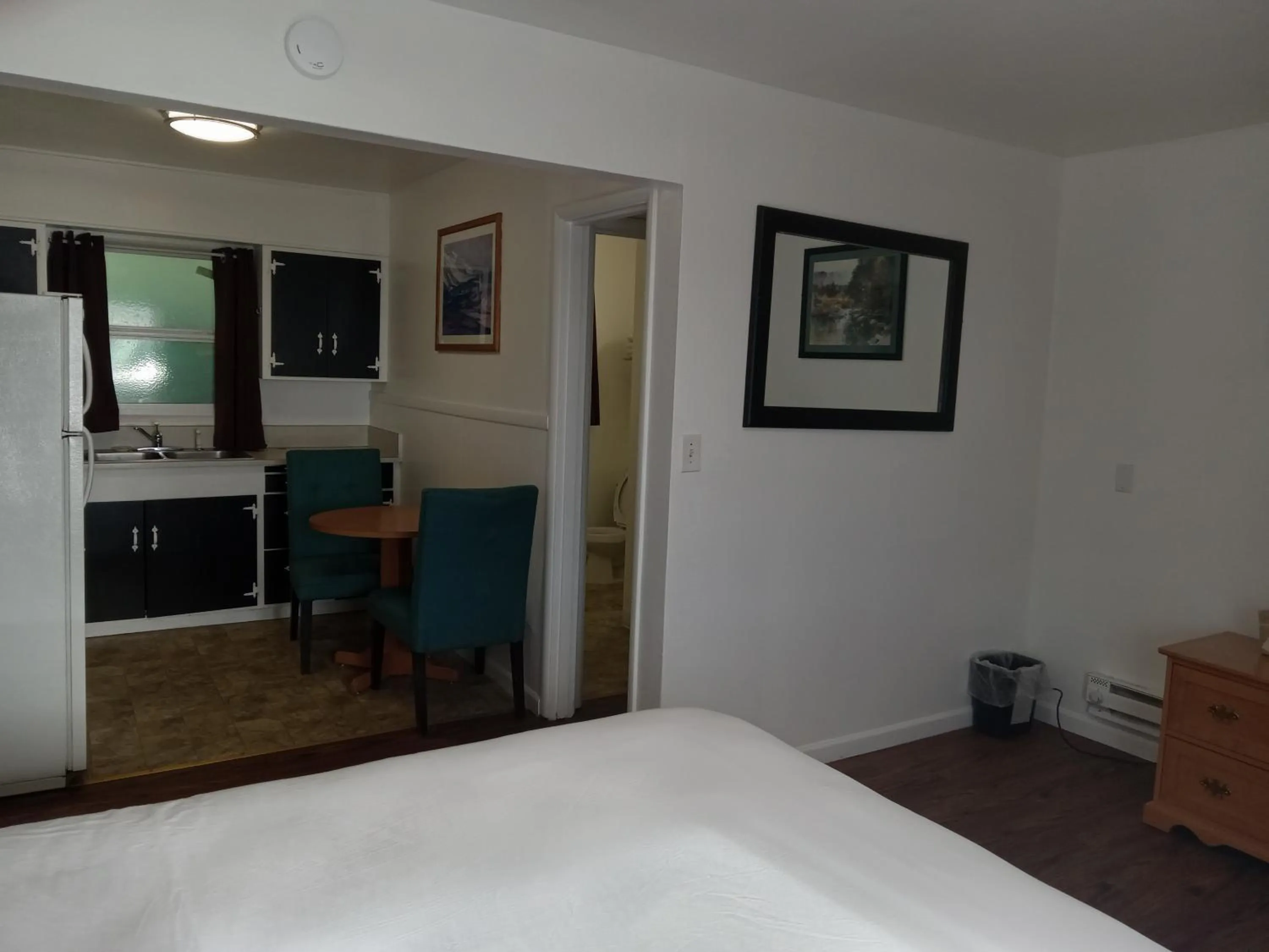 Kitchen or kitchenette, Bed in Blue Coast Inn & Suites