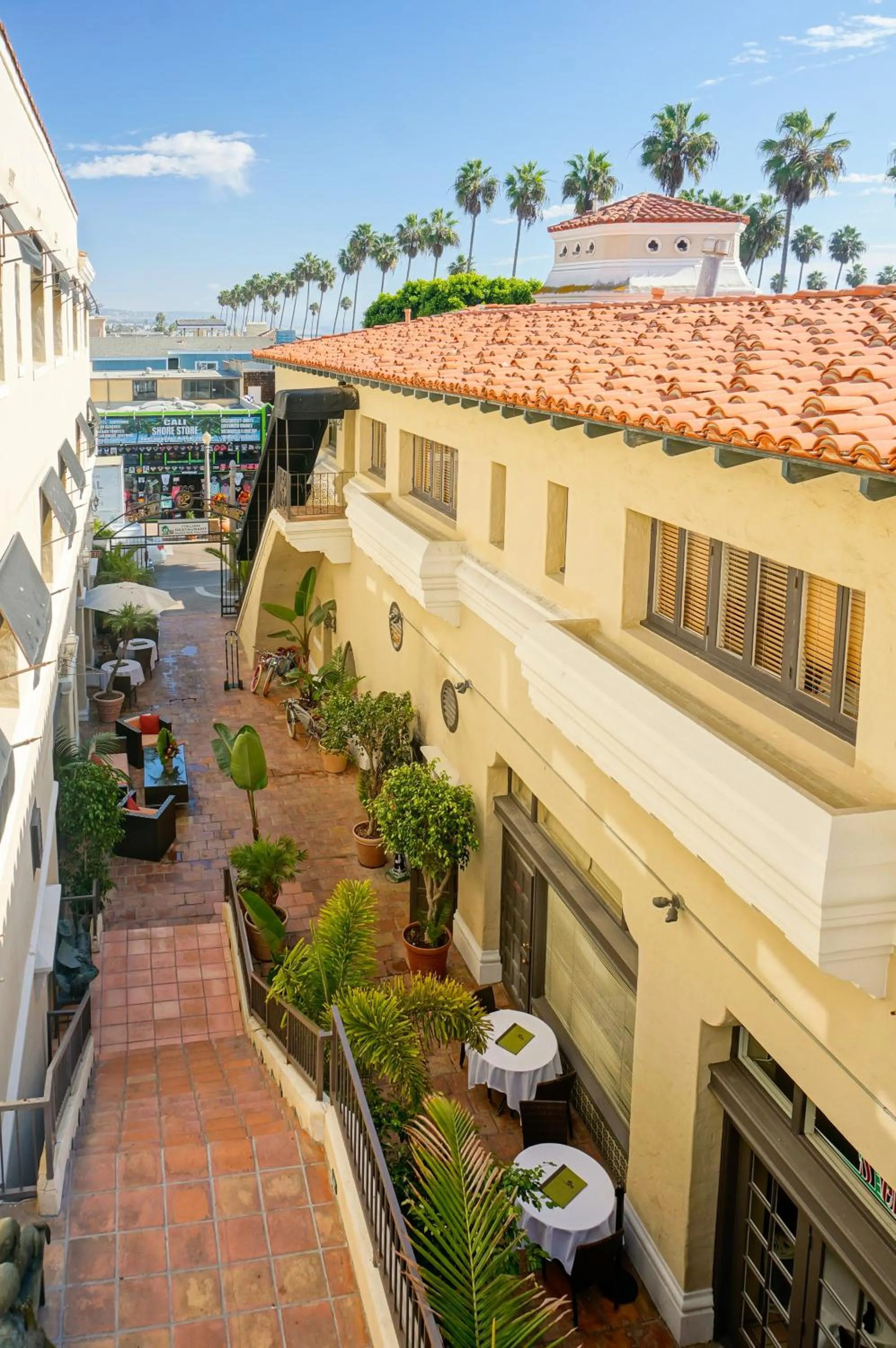 Restaurant/places to eat in Balboa Inn, On The Beach At Newport