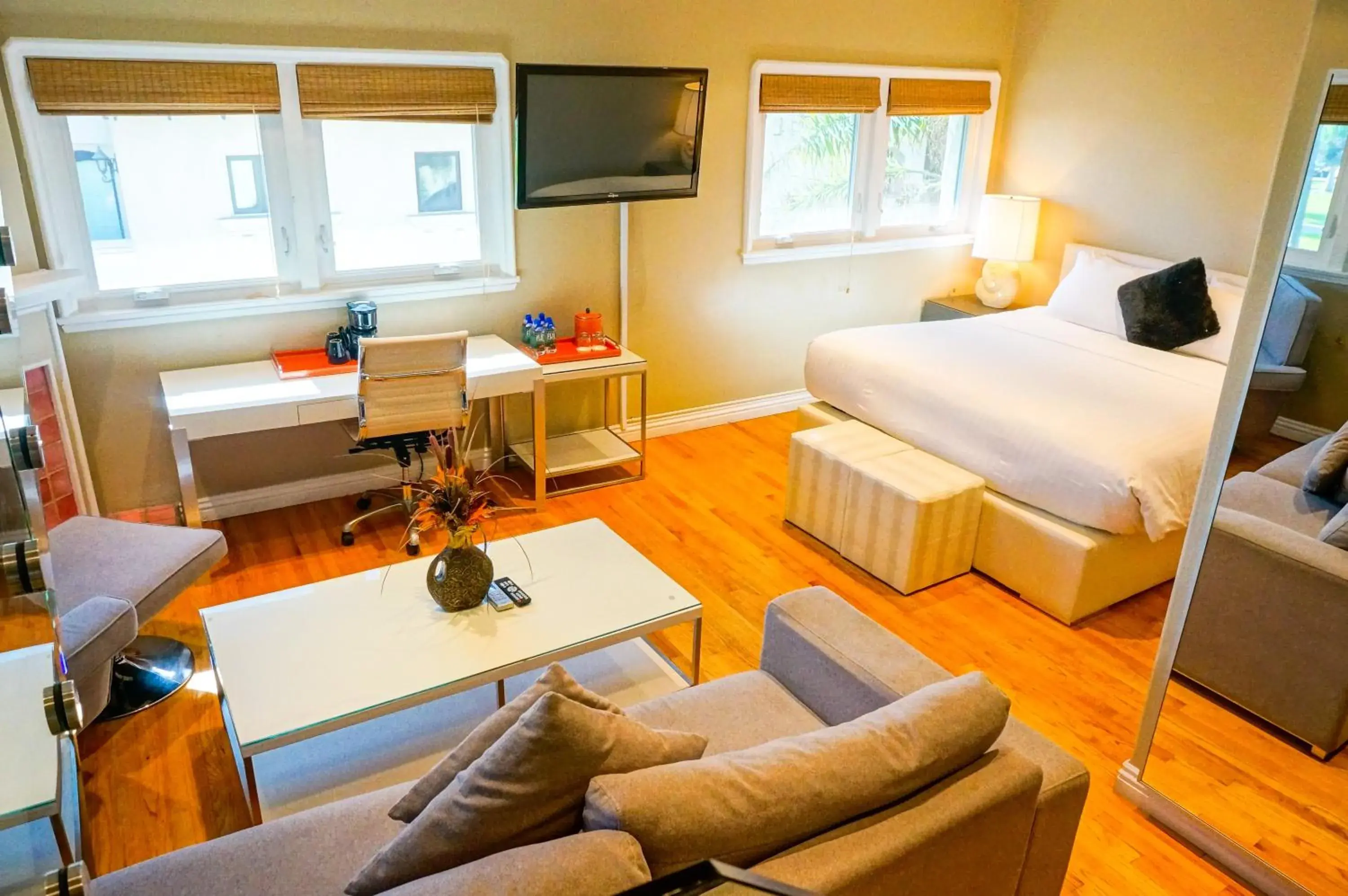 Suite with Sea View in Balboa Inn, On The Beach At Newport Suite with Sea View in Balboa Inn, On The Beach At Newport