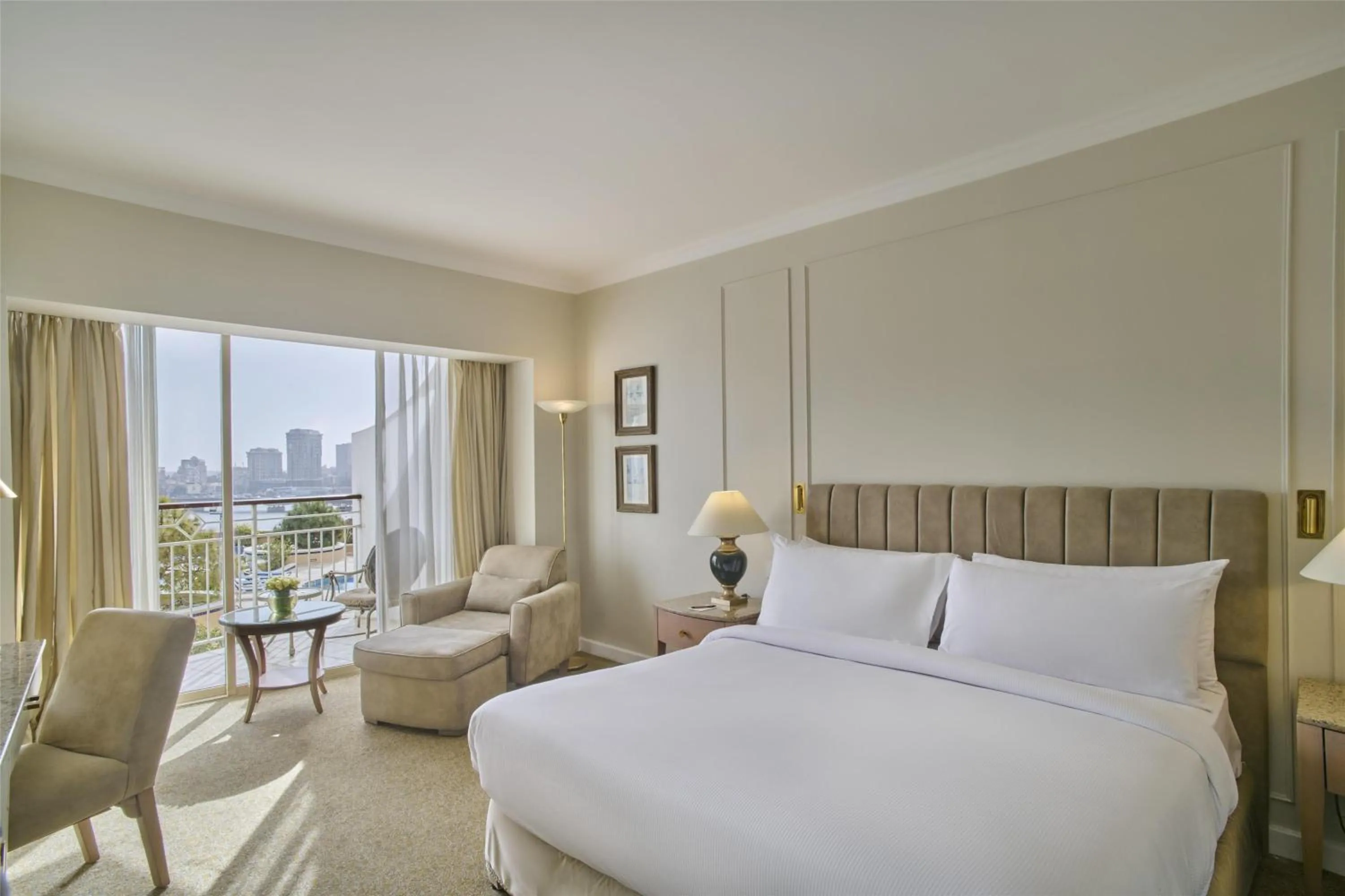 Living room, Bed in Hilton Cairo Grand Nile