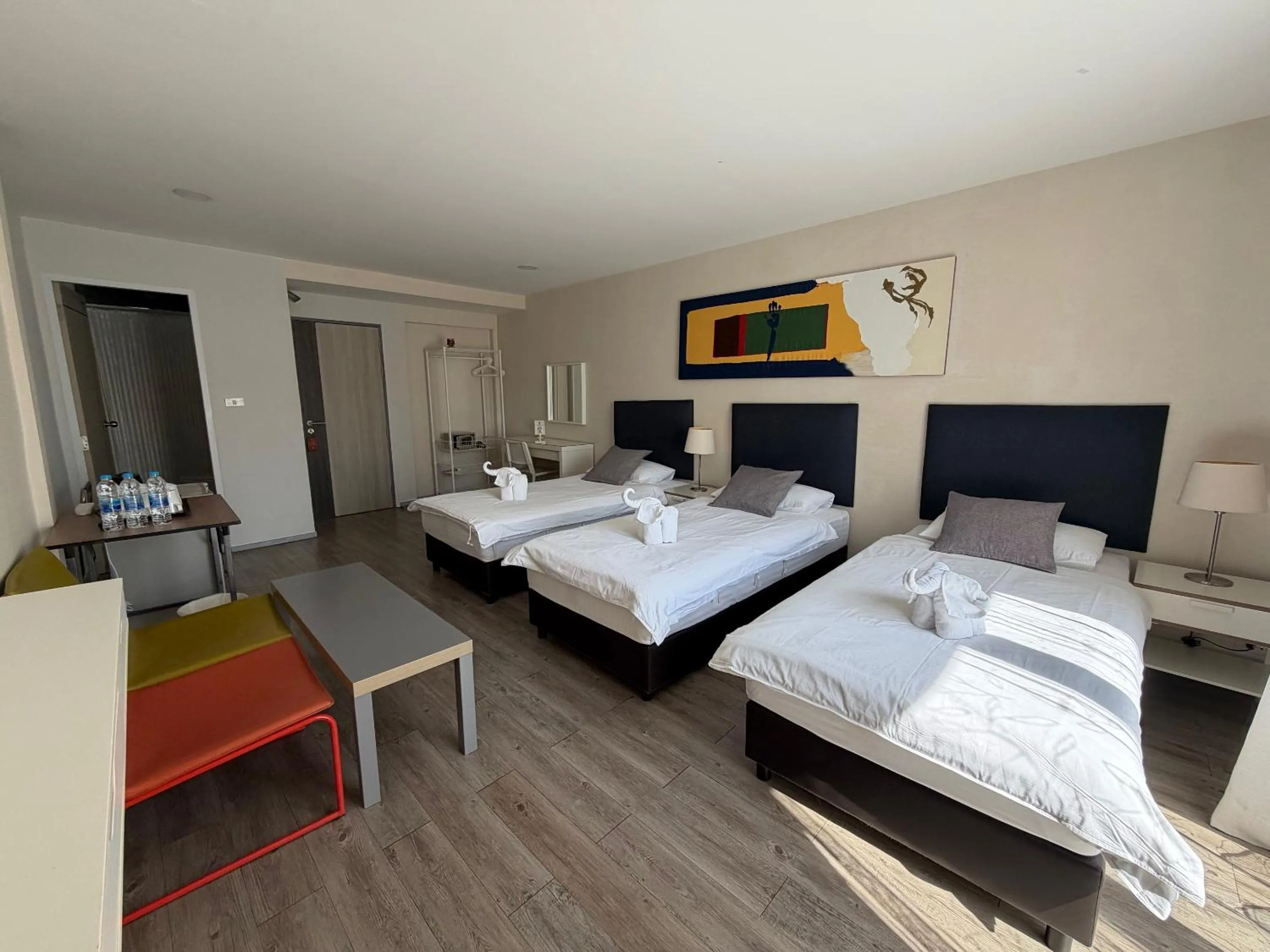 Photo of the whole room, Bed in Ratchadamnoen Residence