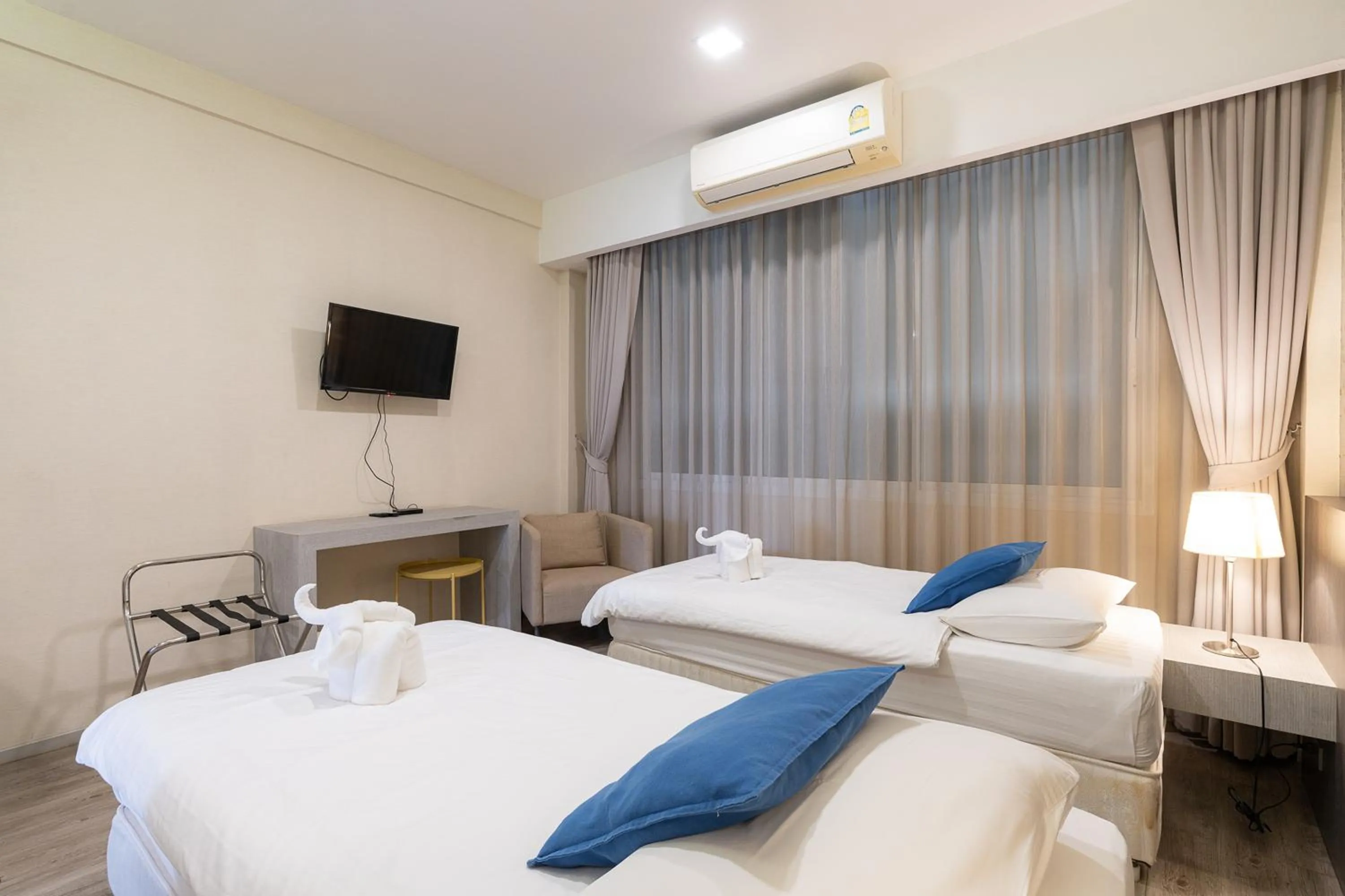 Photo of the whole room, Bed in Ratchadamnoen Residence