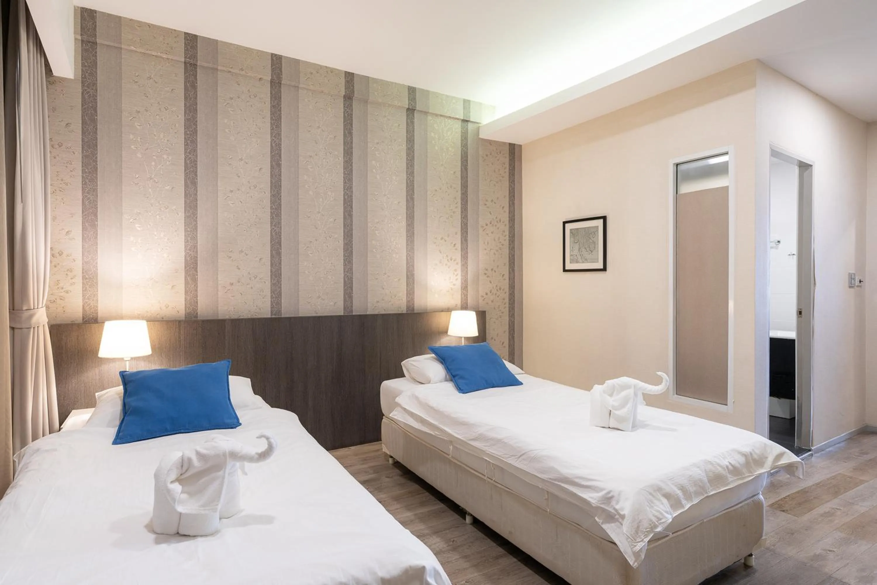 Photo of the whole room, Bed in Ratchadamnoen Residence