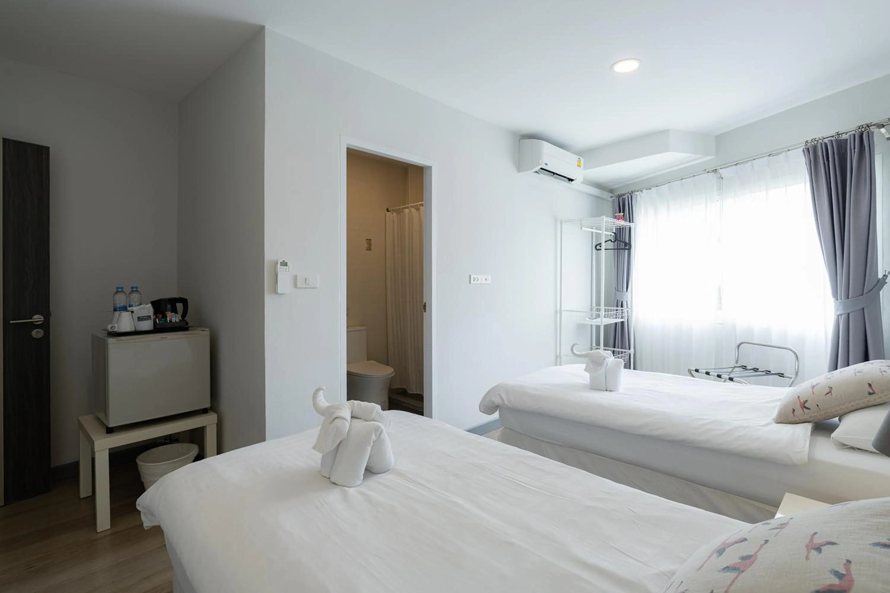 Photo of the whole room, Bed in Ratchadamnoen Residence