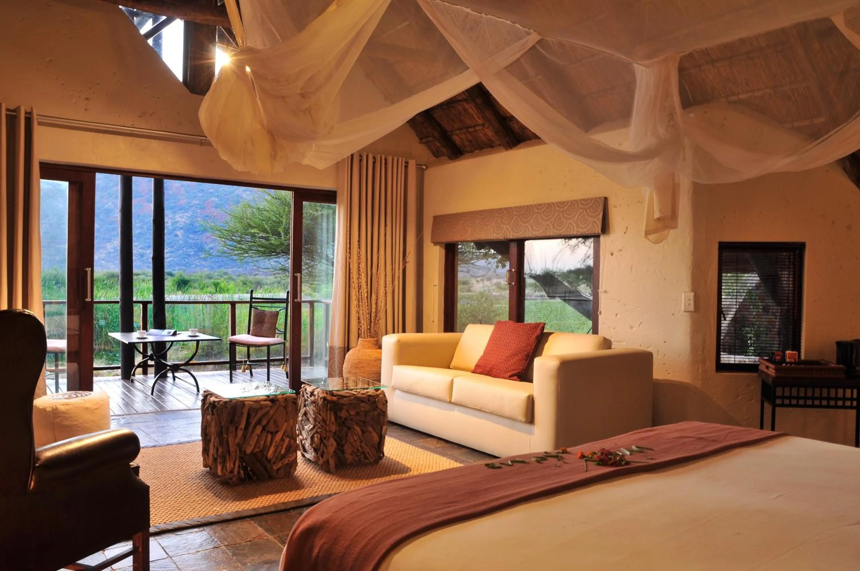 Living room, Bed in Tau Game Lodge