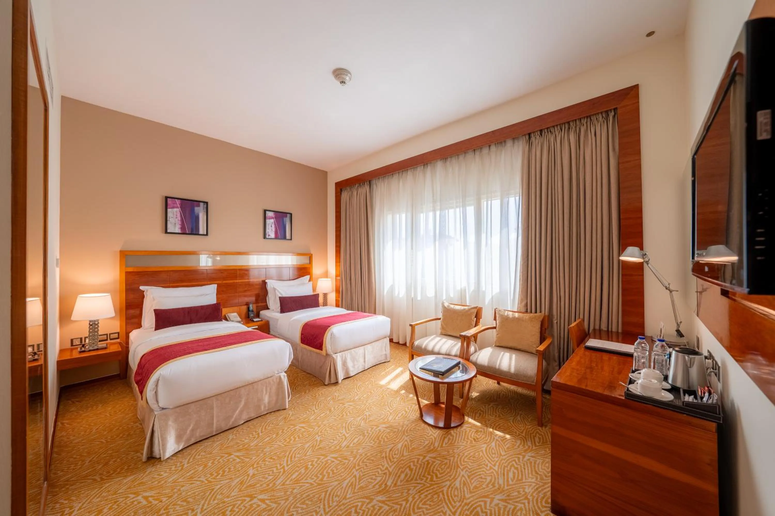 Bedroom, Bed in Landmark Grand Hotel