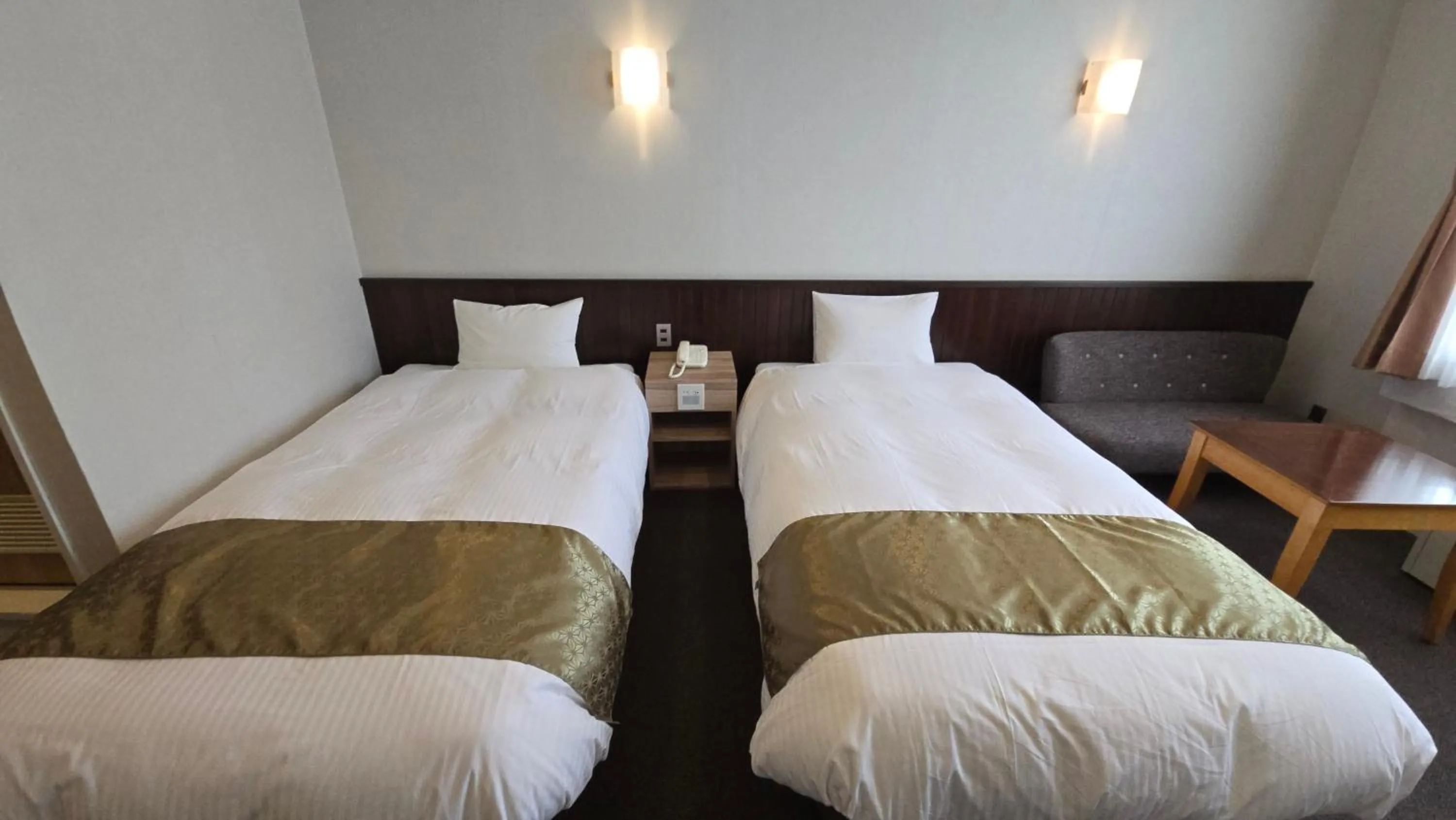 Twin Room with Private Bathroom in Hotel Cerulean Alpine