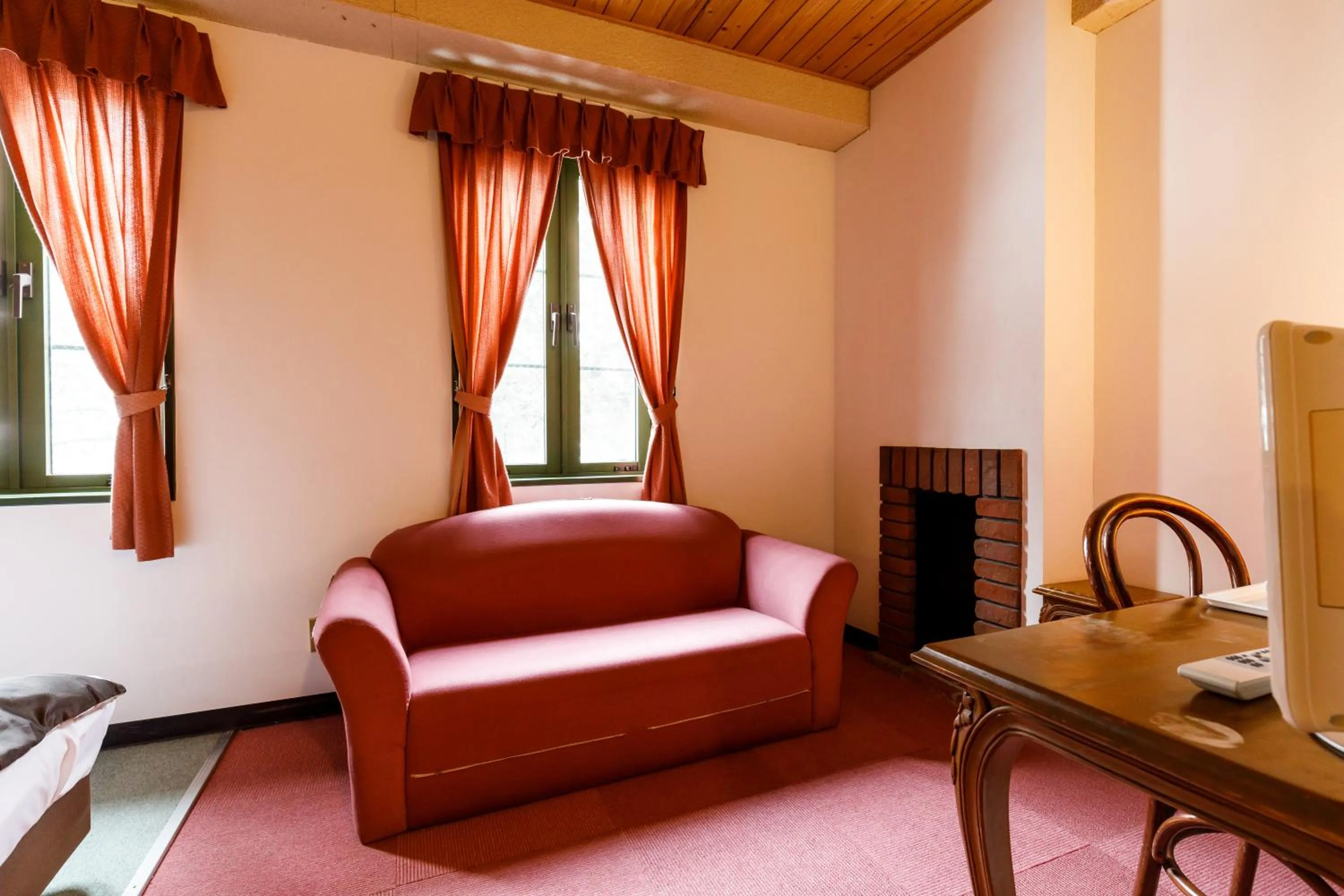 Seating area, Bed in ホテルけやきの樹