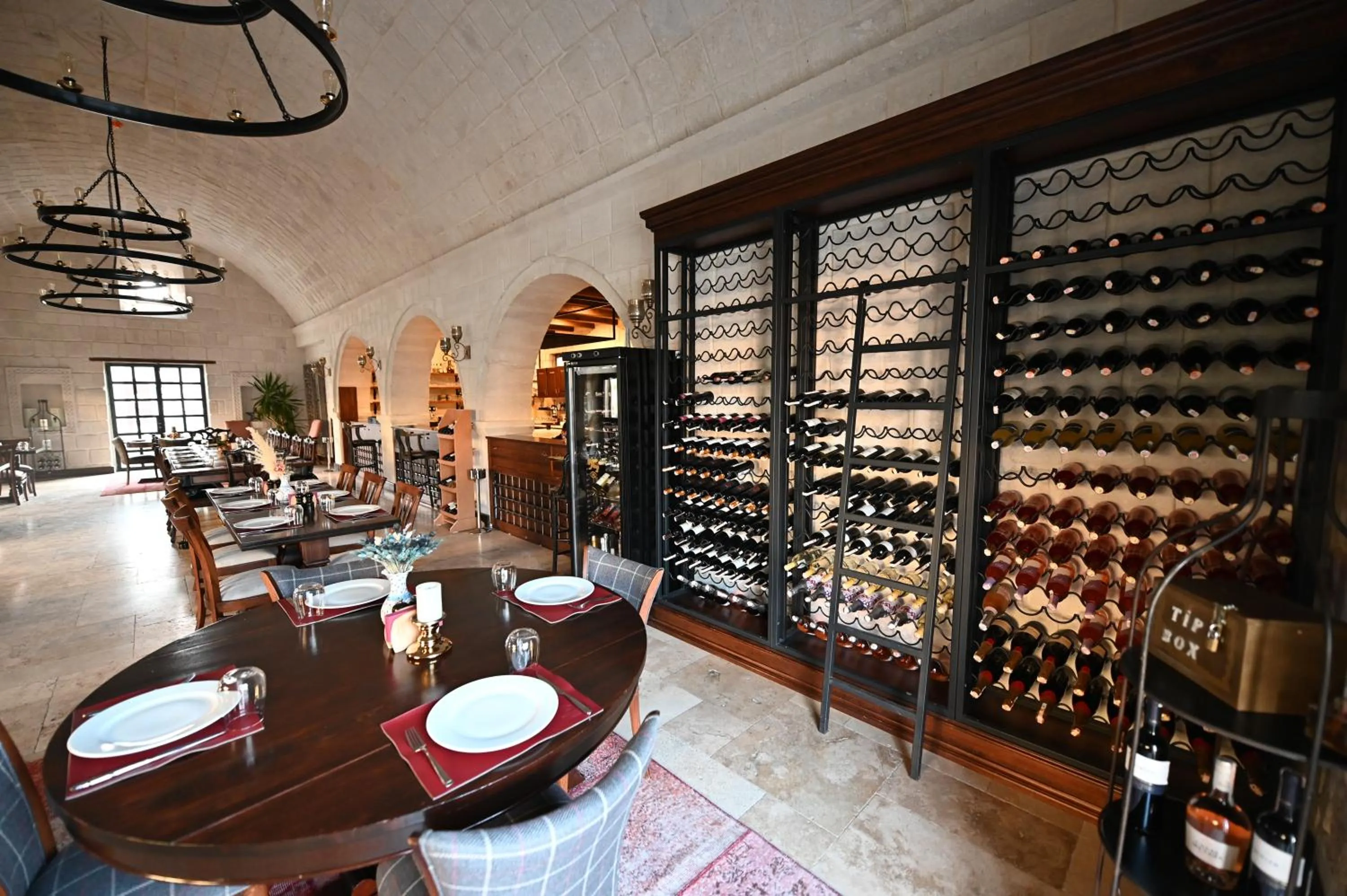 Restaurant/places to eat in Seraphim Cave Suites & SPA