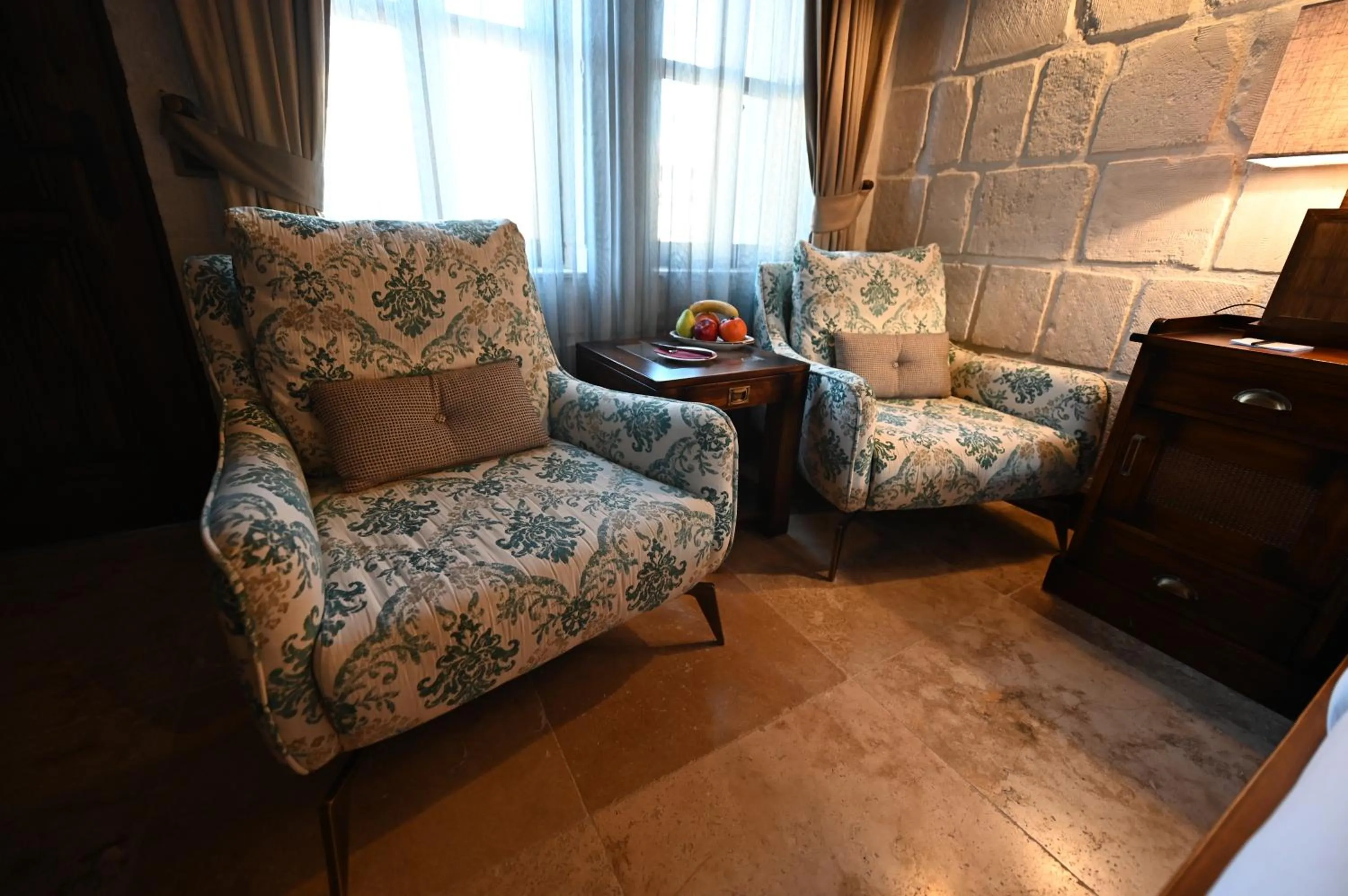 Seating area in Seraphim Cave Suites & SPA