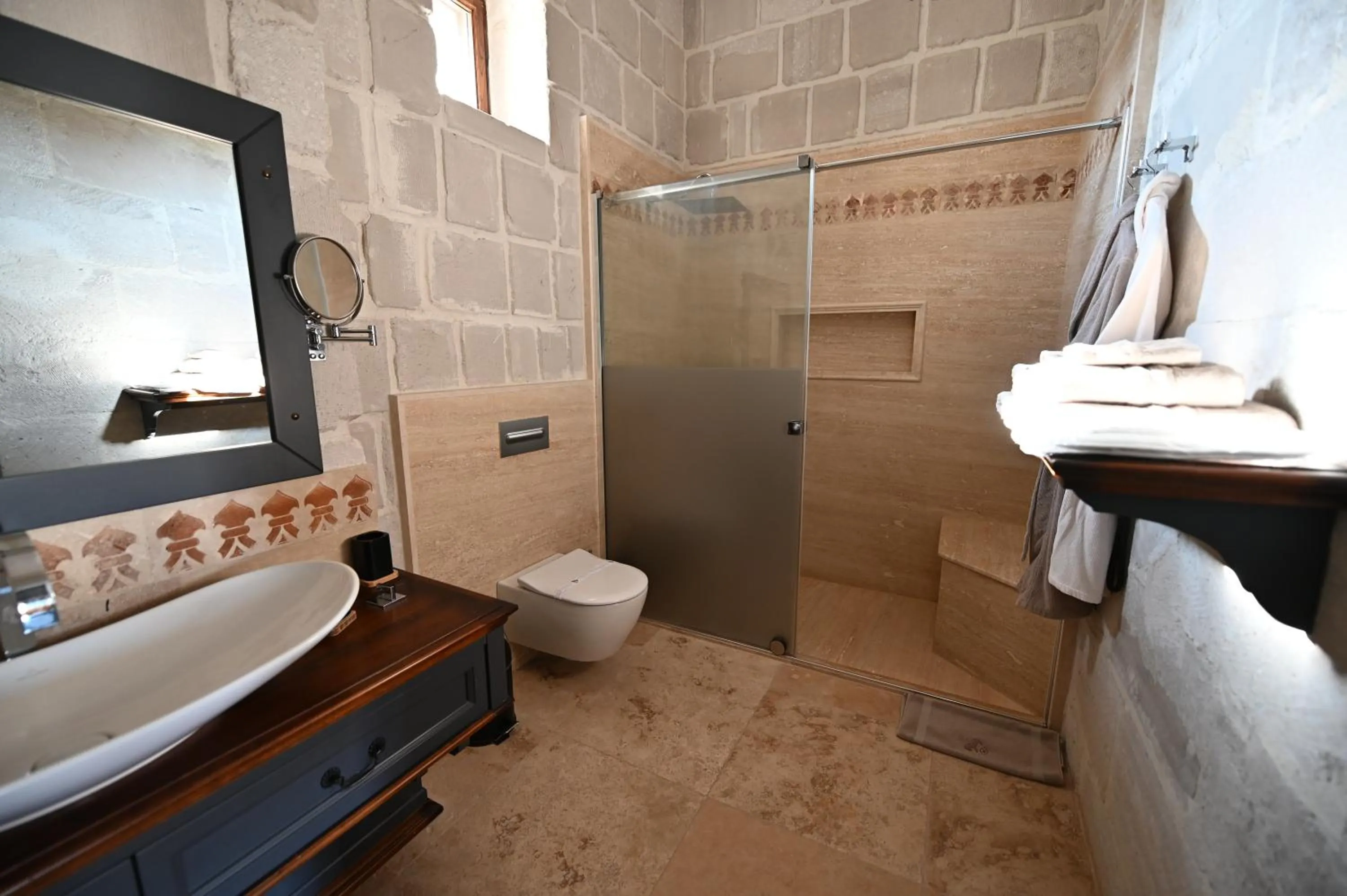 Toilet in Seraphim Cave Suites & SPA
