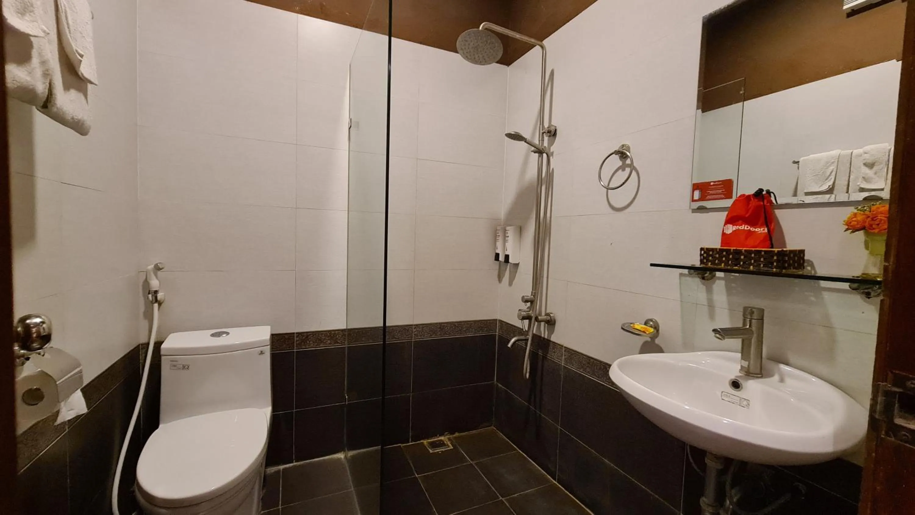 Green Hotel near Lotte Center