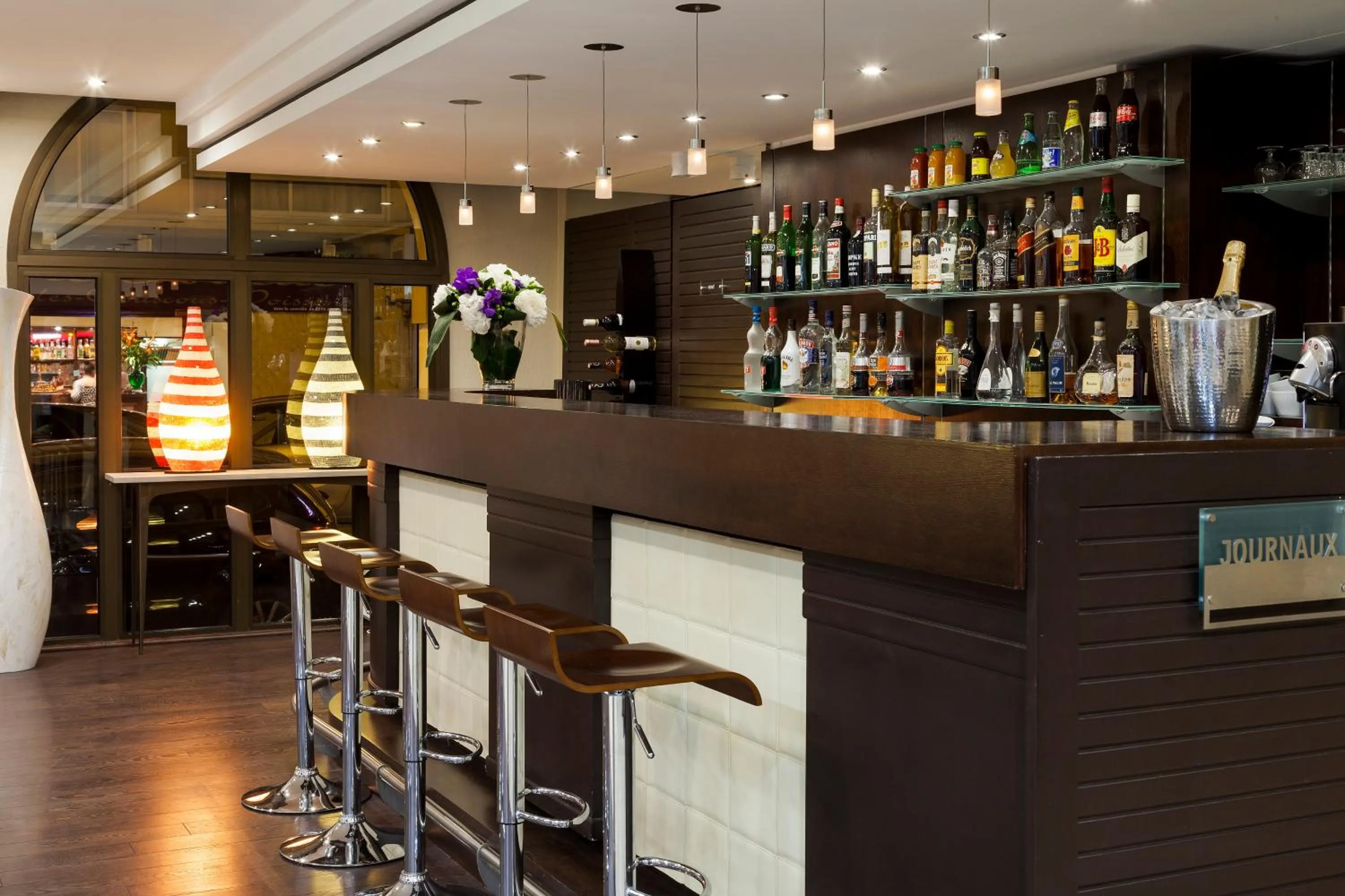 Lounge or bar in Nehô Suites Cannes Croisette