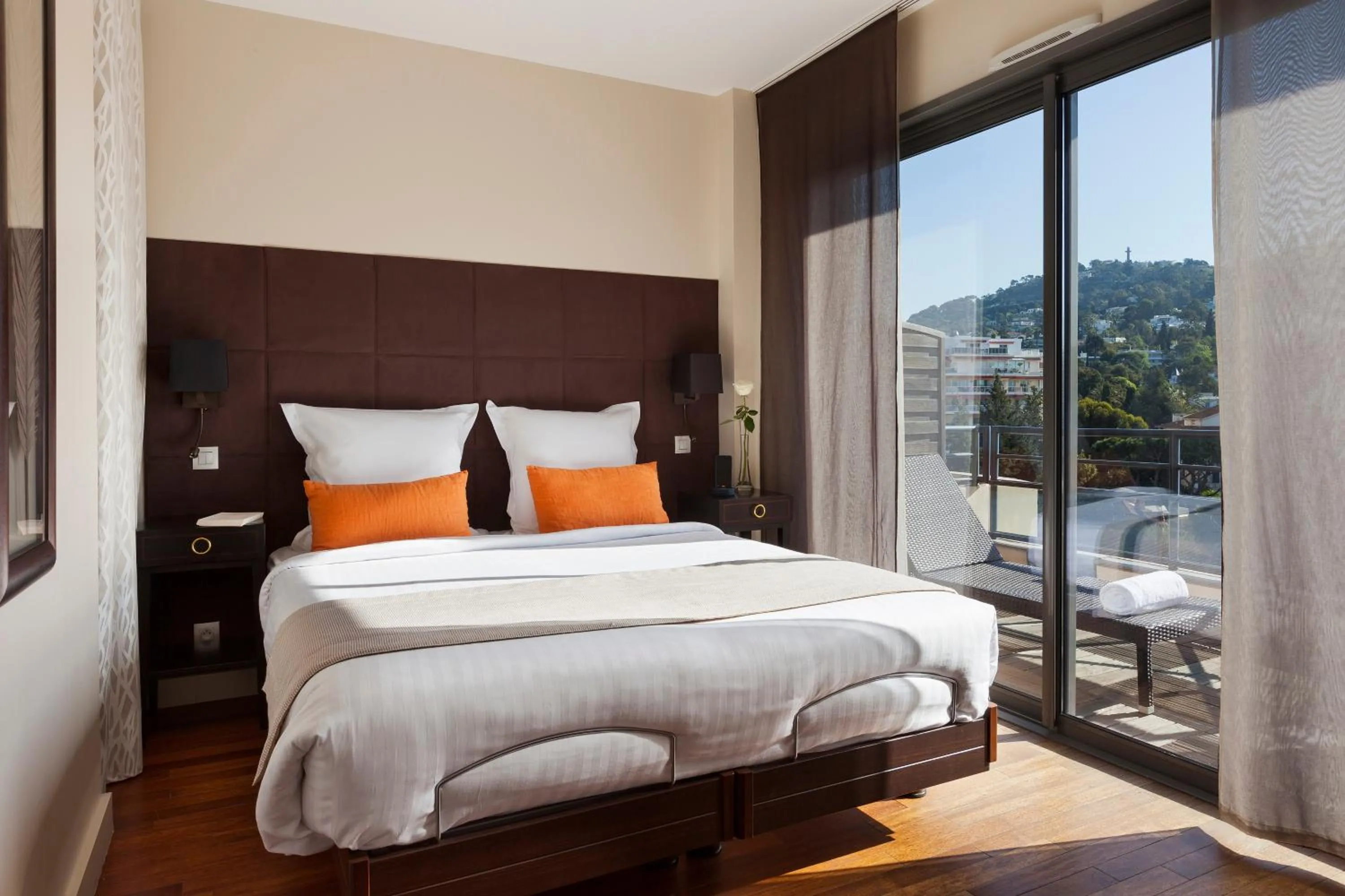 Balcony/Terrace, Bed in Nehô Suites Cannes Croisette