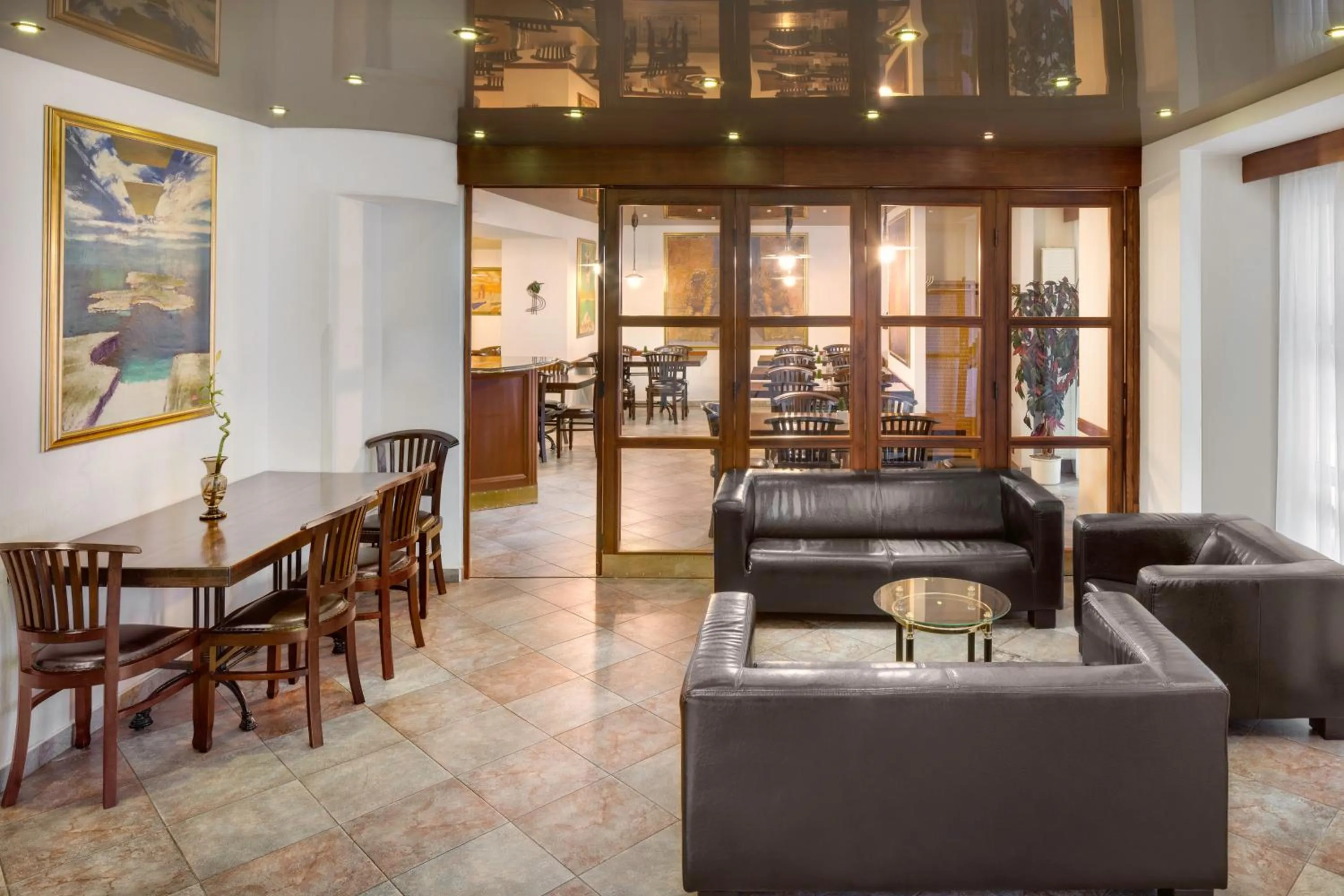 Restaurant/places to eat in Hotel Otar