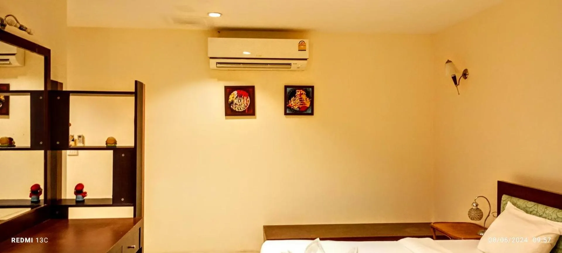 Photo of the whole room, Bed in Sea Star House