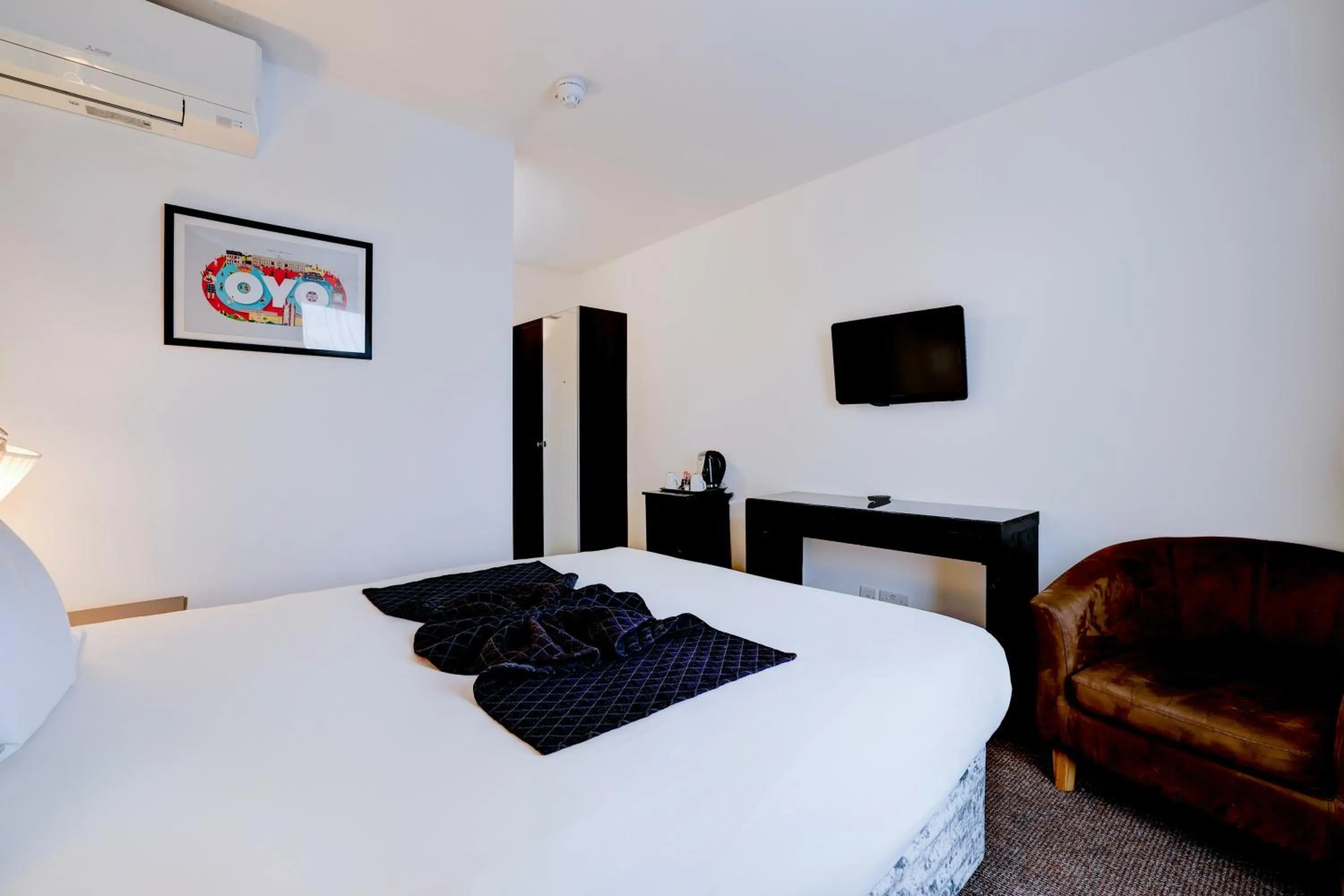 Bedroom, Bed in OYO The Chiltern Hotel