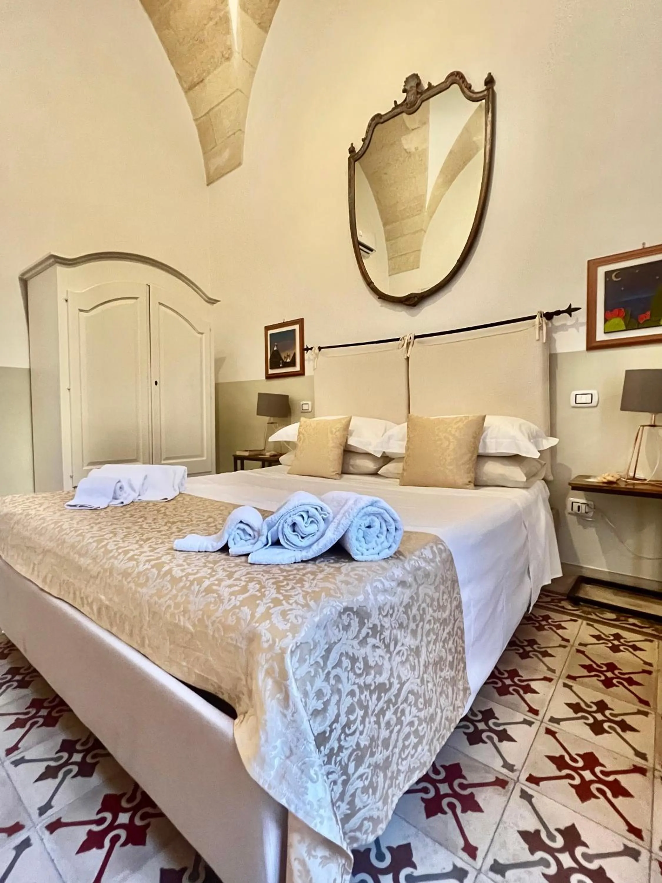 Bed in Eccelsoleccese Boutique B&B - steps from the Historic Center