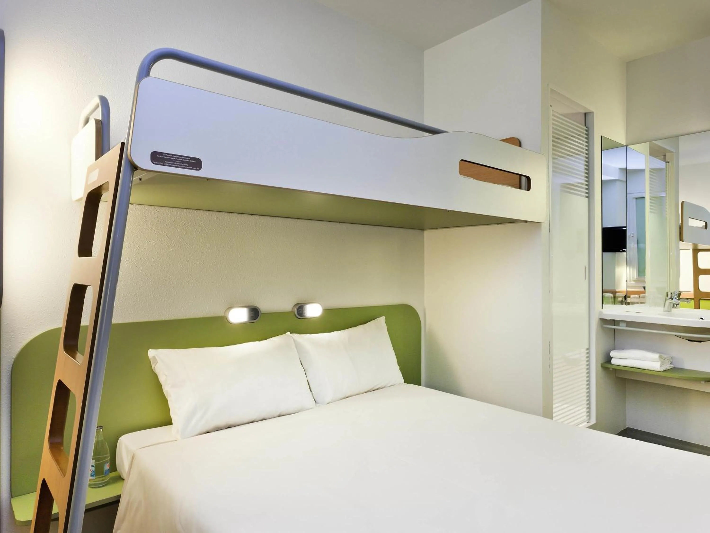 Bedroom, Bed in ibis budget Metz Sud