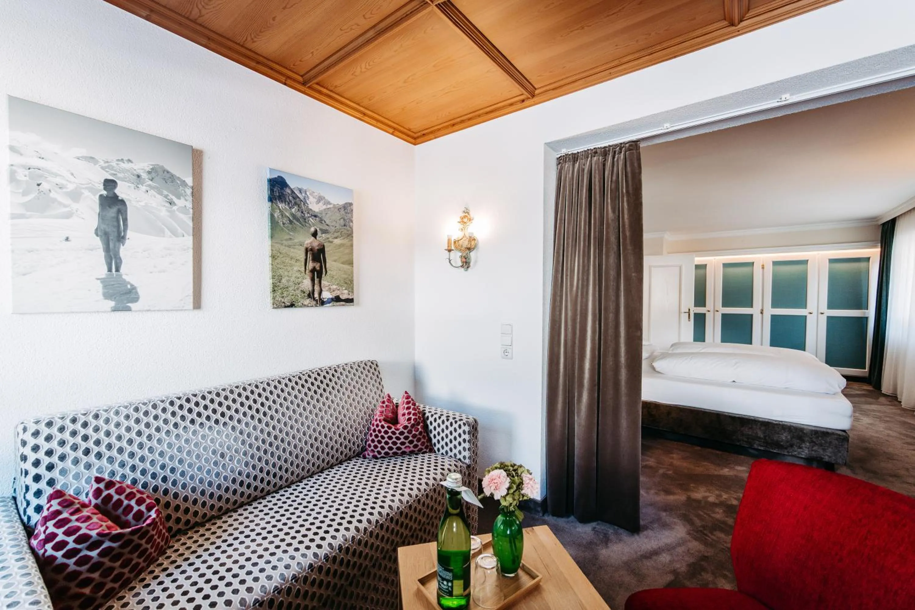 Living room, Bed in Hotel Hirlanda