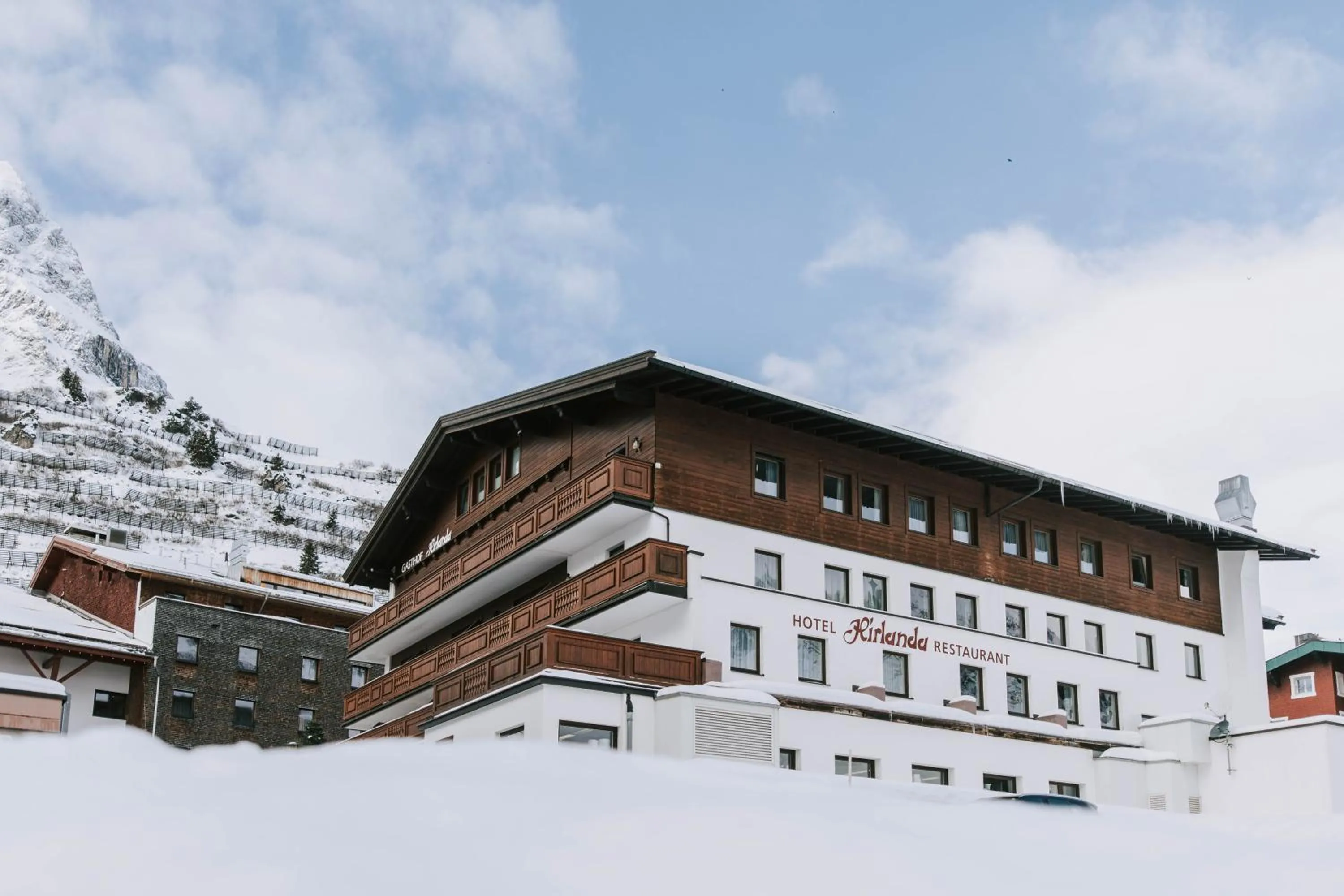 Property building in Hotel Hirlanda