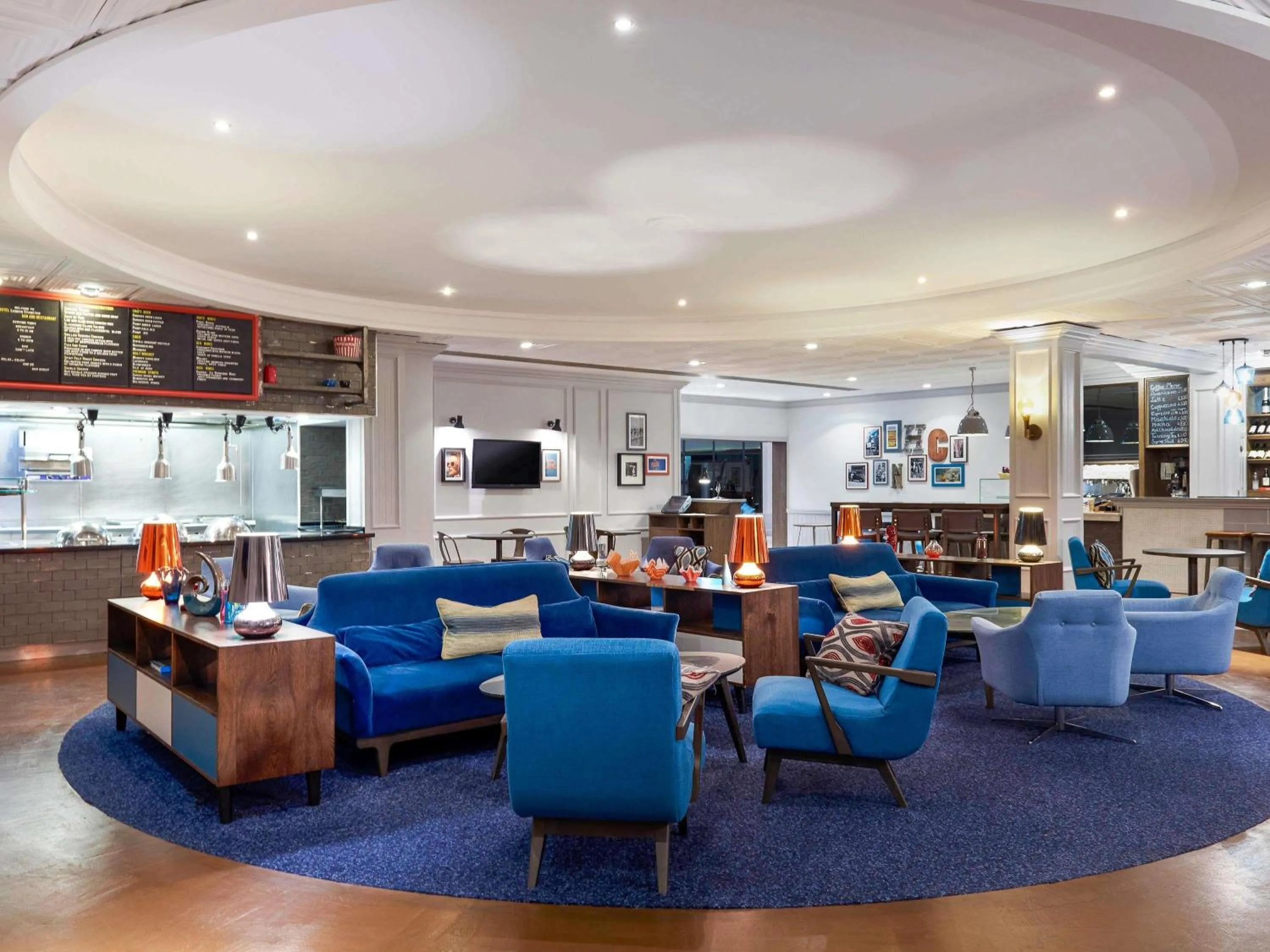 Lounge or bar in Novotel London Stansted Airport