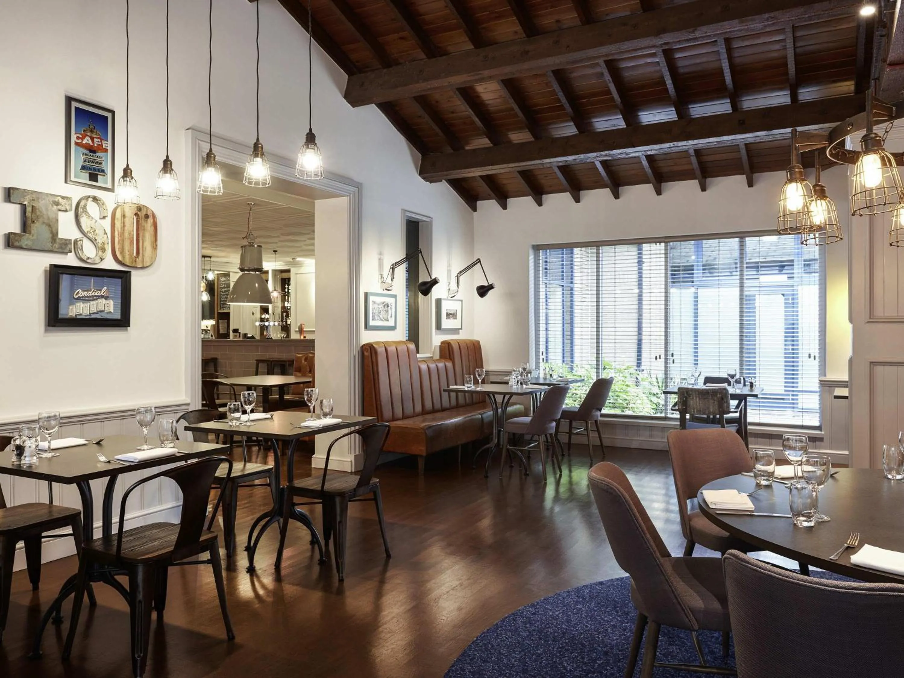 Restaurant/places to eat in Novotel London Stansted Airport