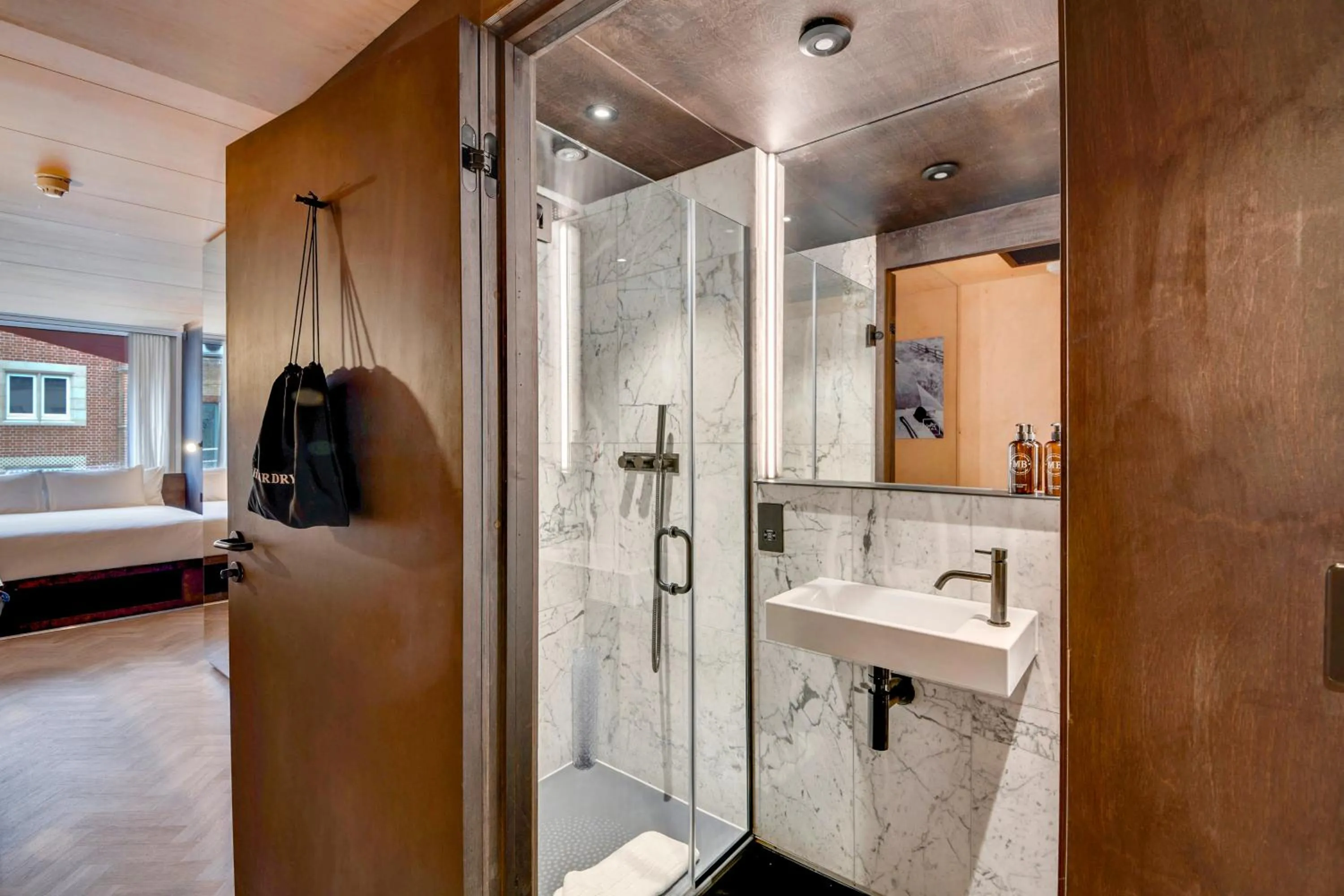 Bathroom, Bed in Stow Away Waterloo