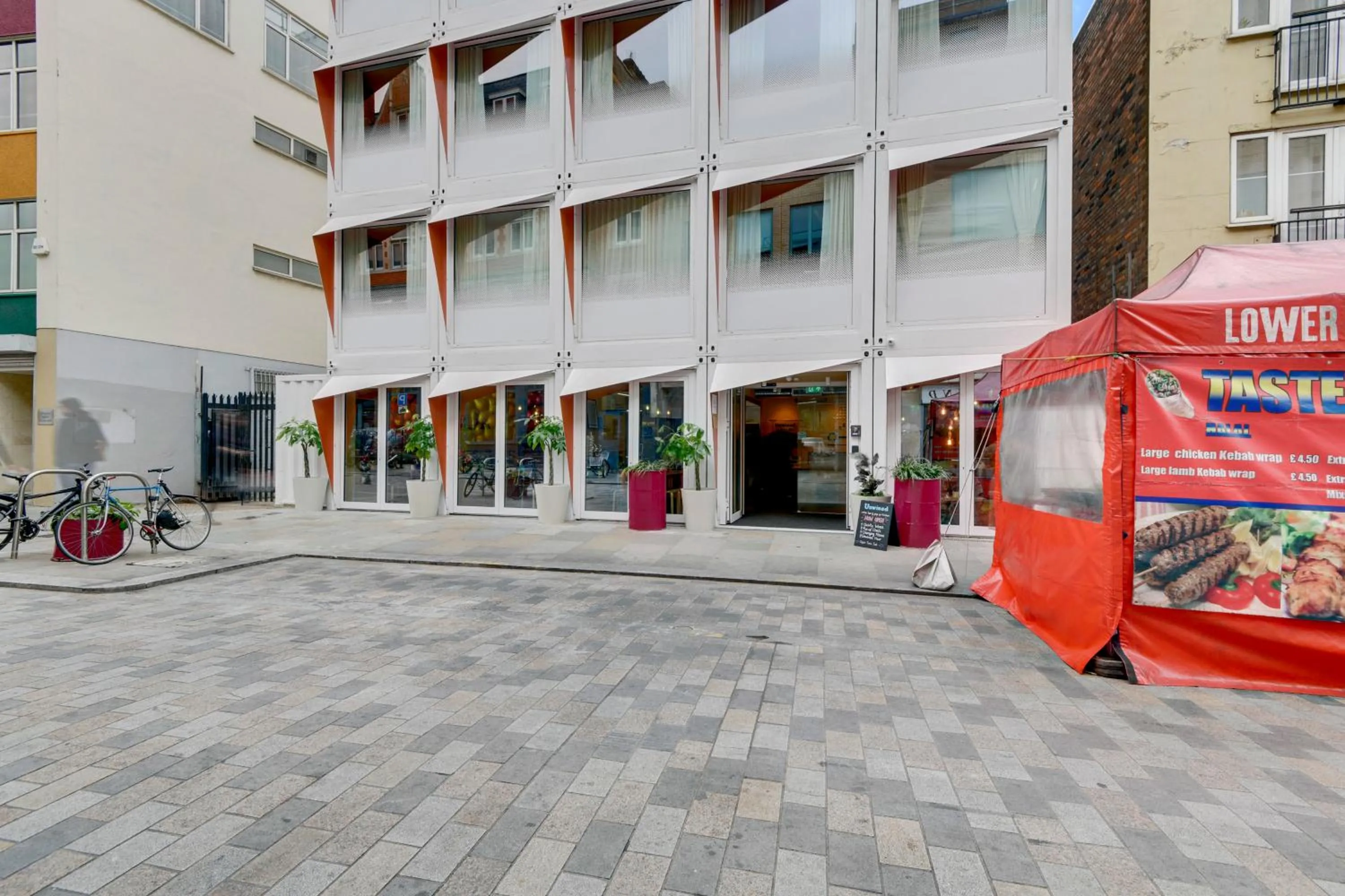 Facade/entrance in Stow Away Waterloo