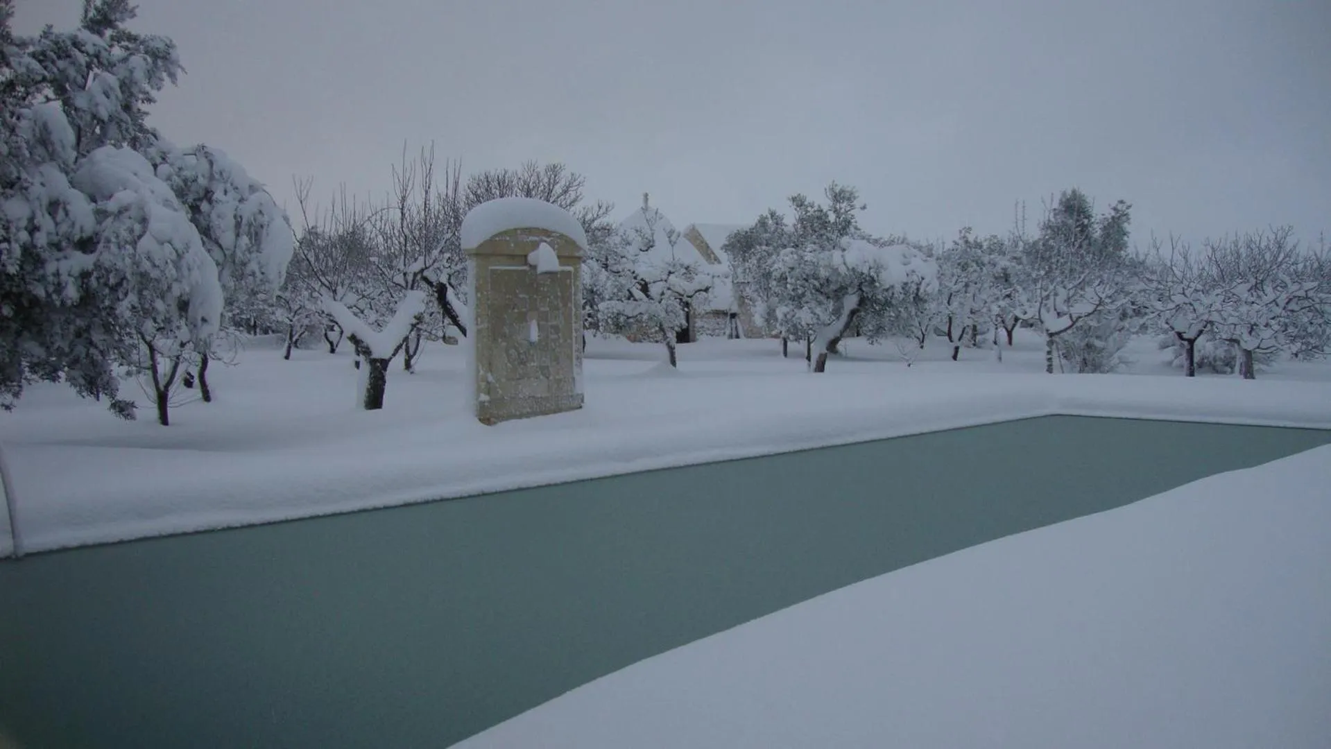 Swimming pool in Fontana Vecchia B&B