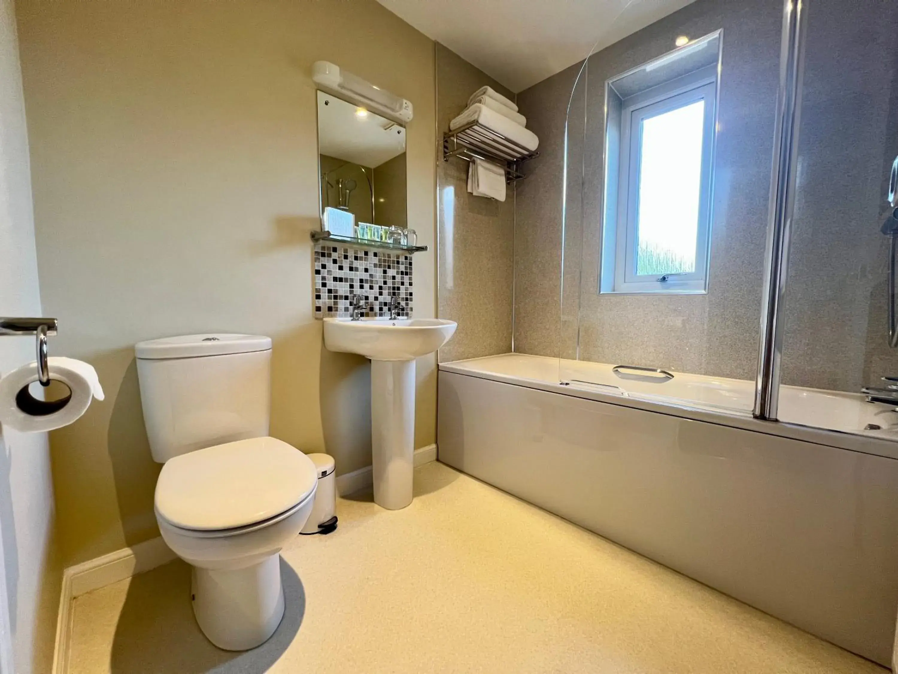 Twin Room in Laichmoray Hotel Twin Room in Laichmoray Hotel