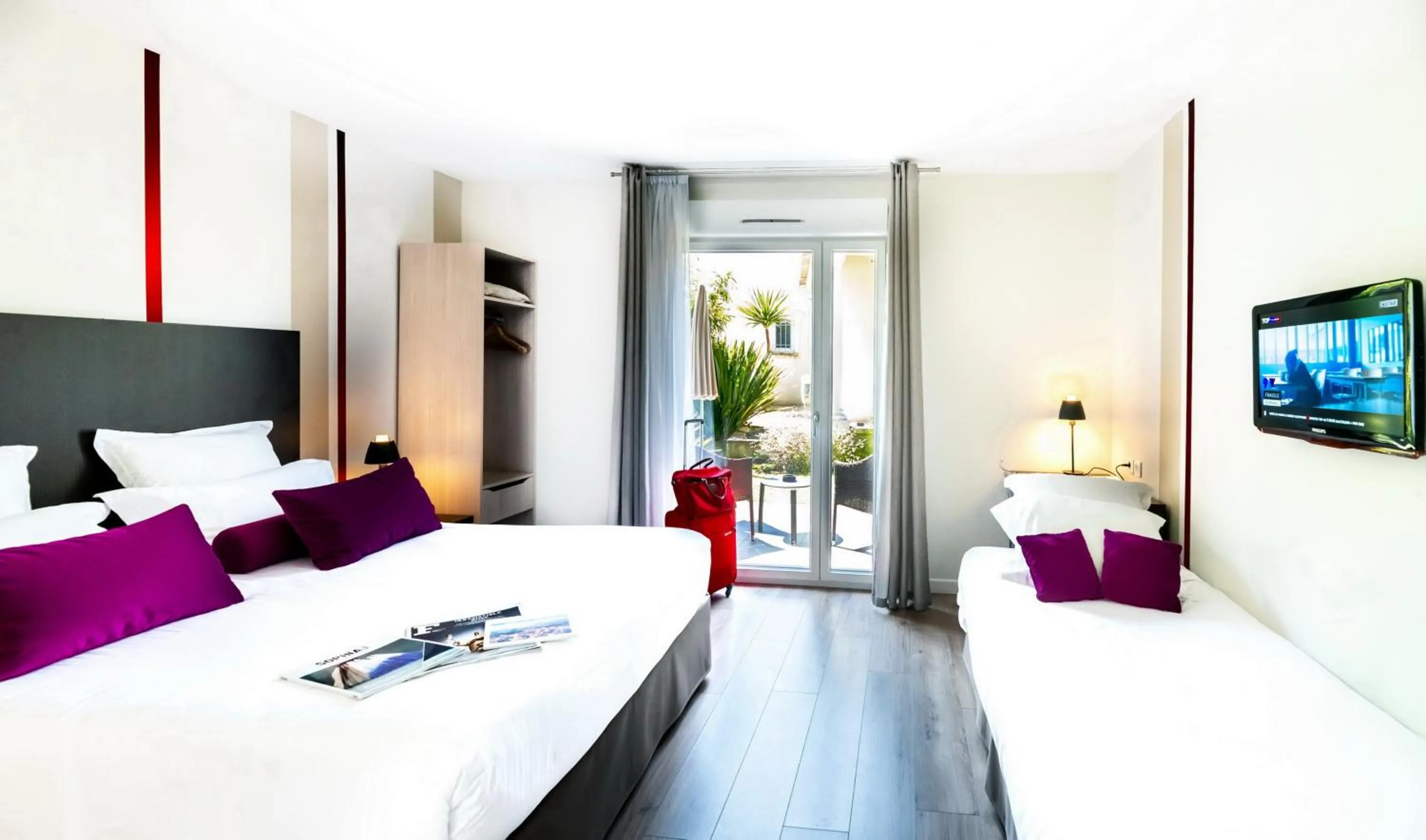 Patio, Bed in Hôtel Villa Sophia - ADULTS ONLY JULY AND AUGUST