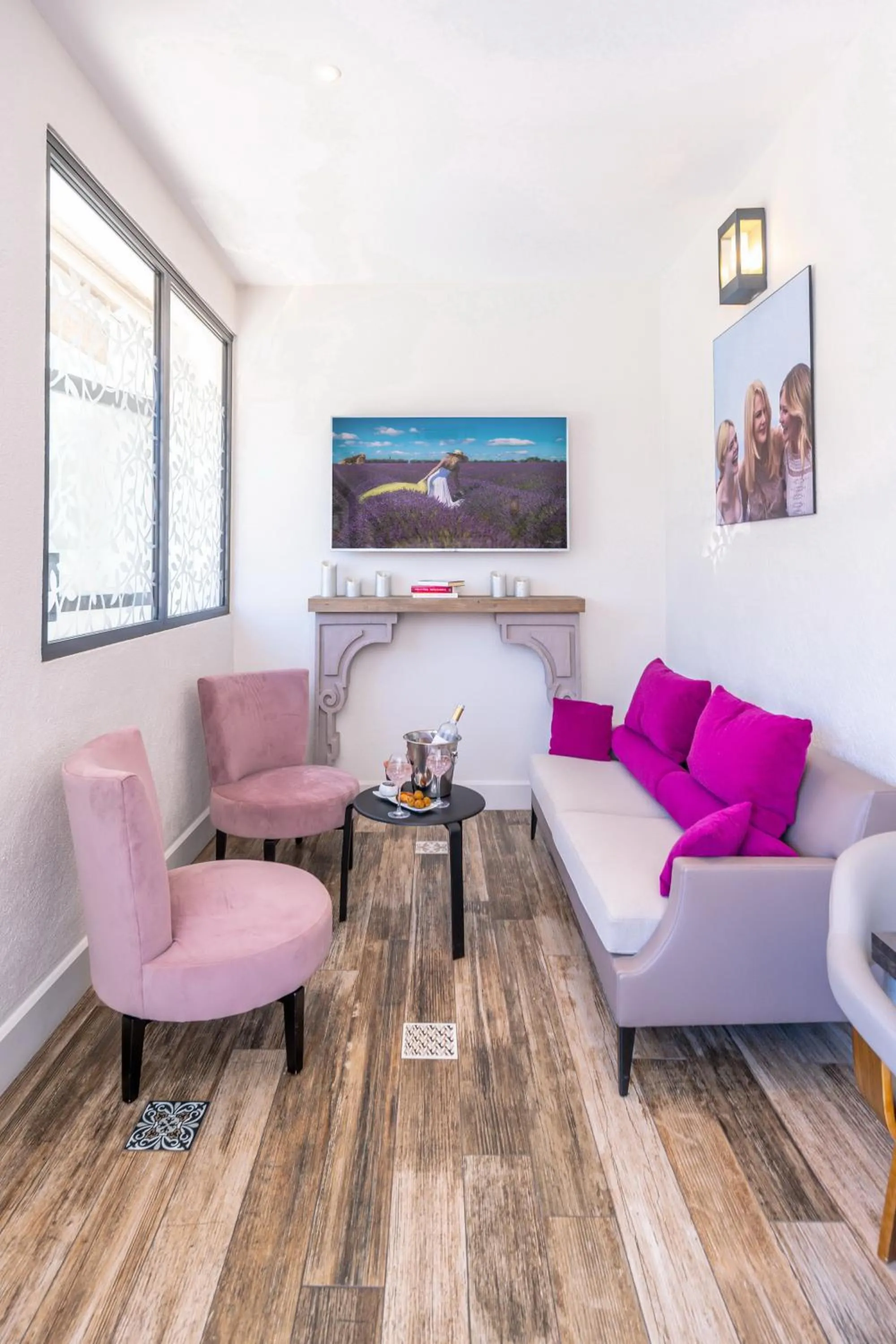 Communal lounge/ TV room in Hôtel Villa Sophia - ADULTS ONLY JULY AND AUGUST