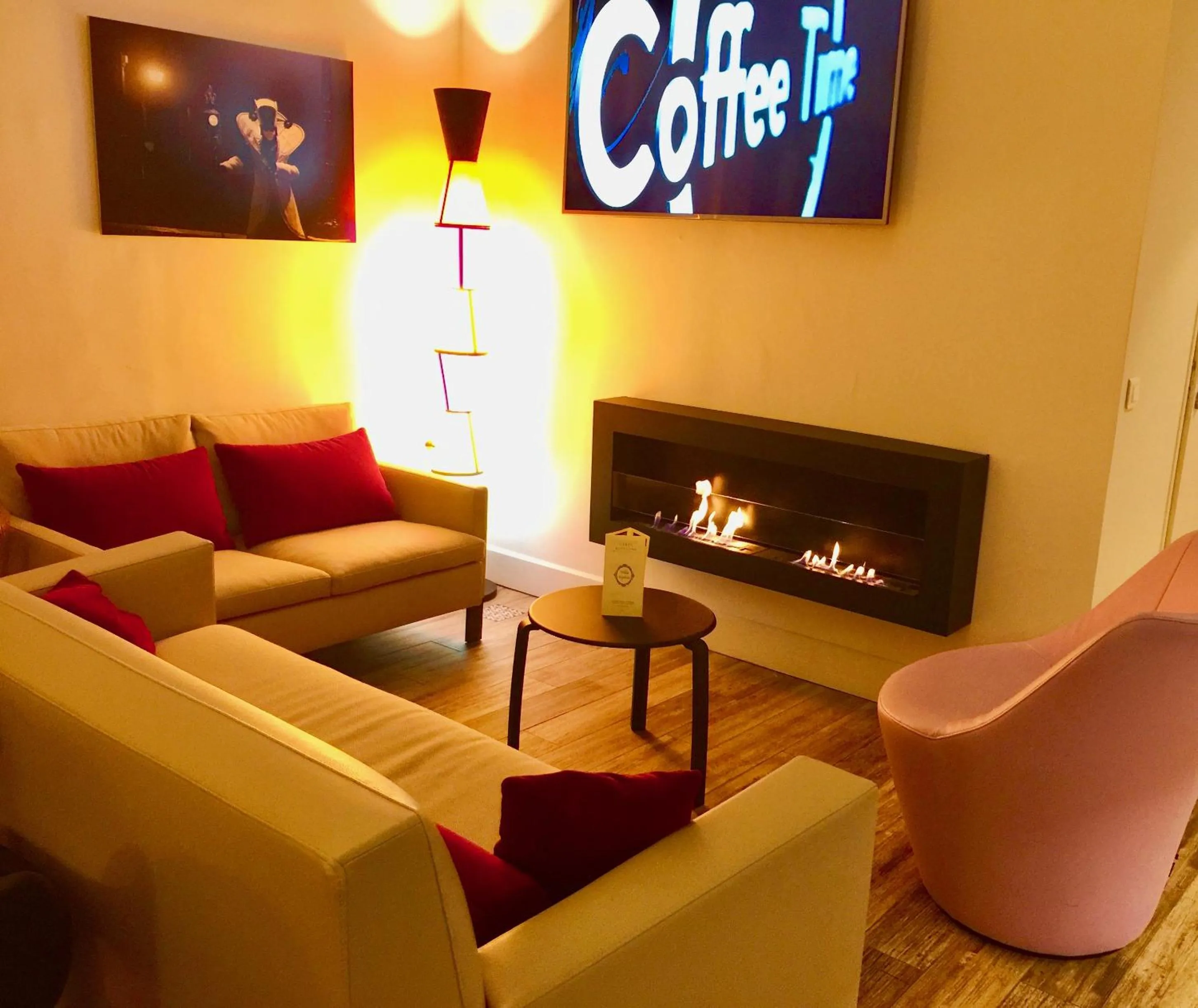 Communal lounge/ TV room in Hôtel Villa Sophia - ADULTS ONLY JULY AND AUGUST