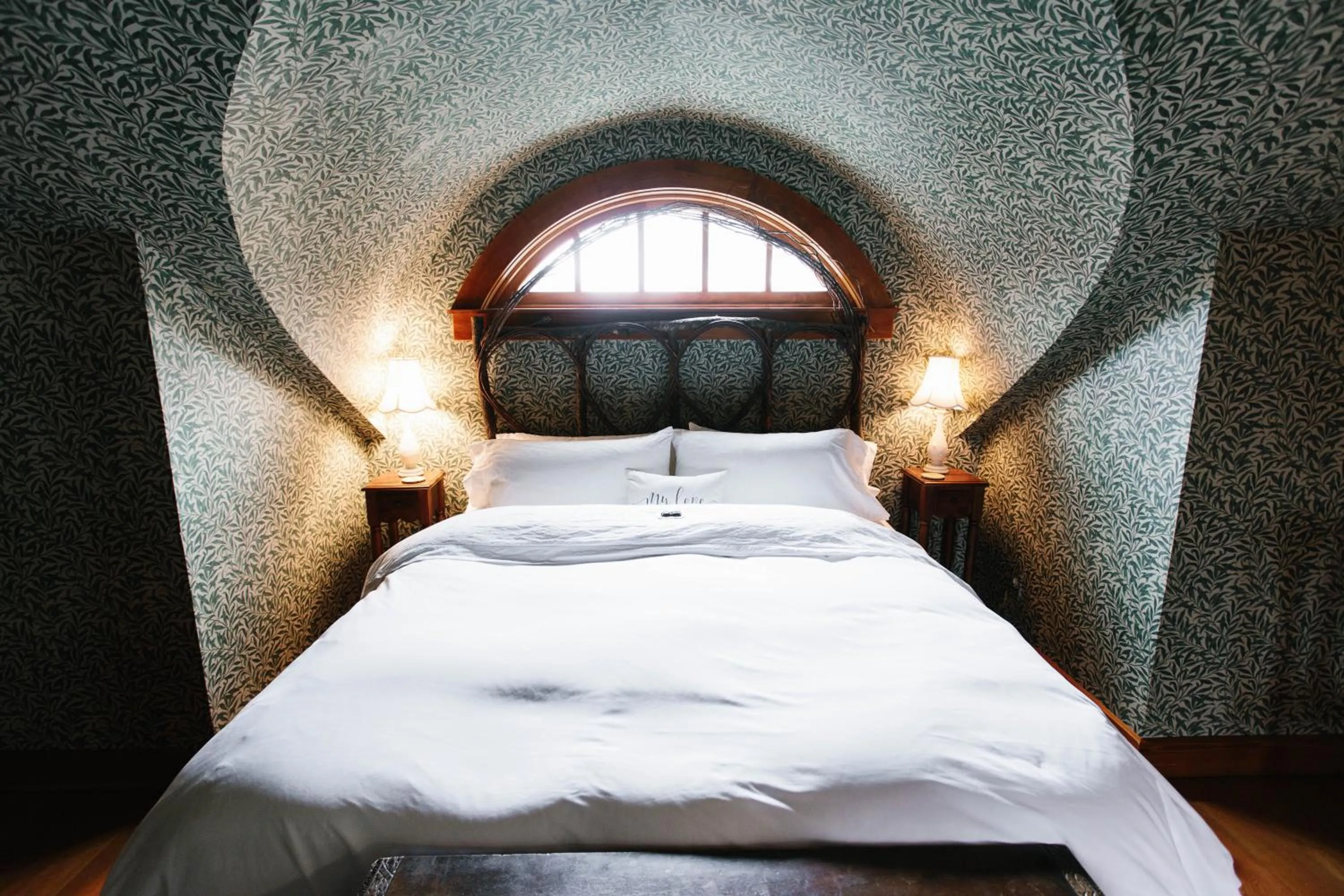 Bed in Round Barn Farm B & B Event Center