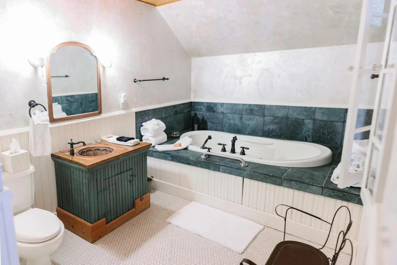 Toilet in Round Barn Farm B & B Event Center