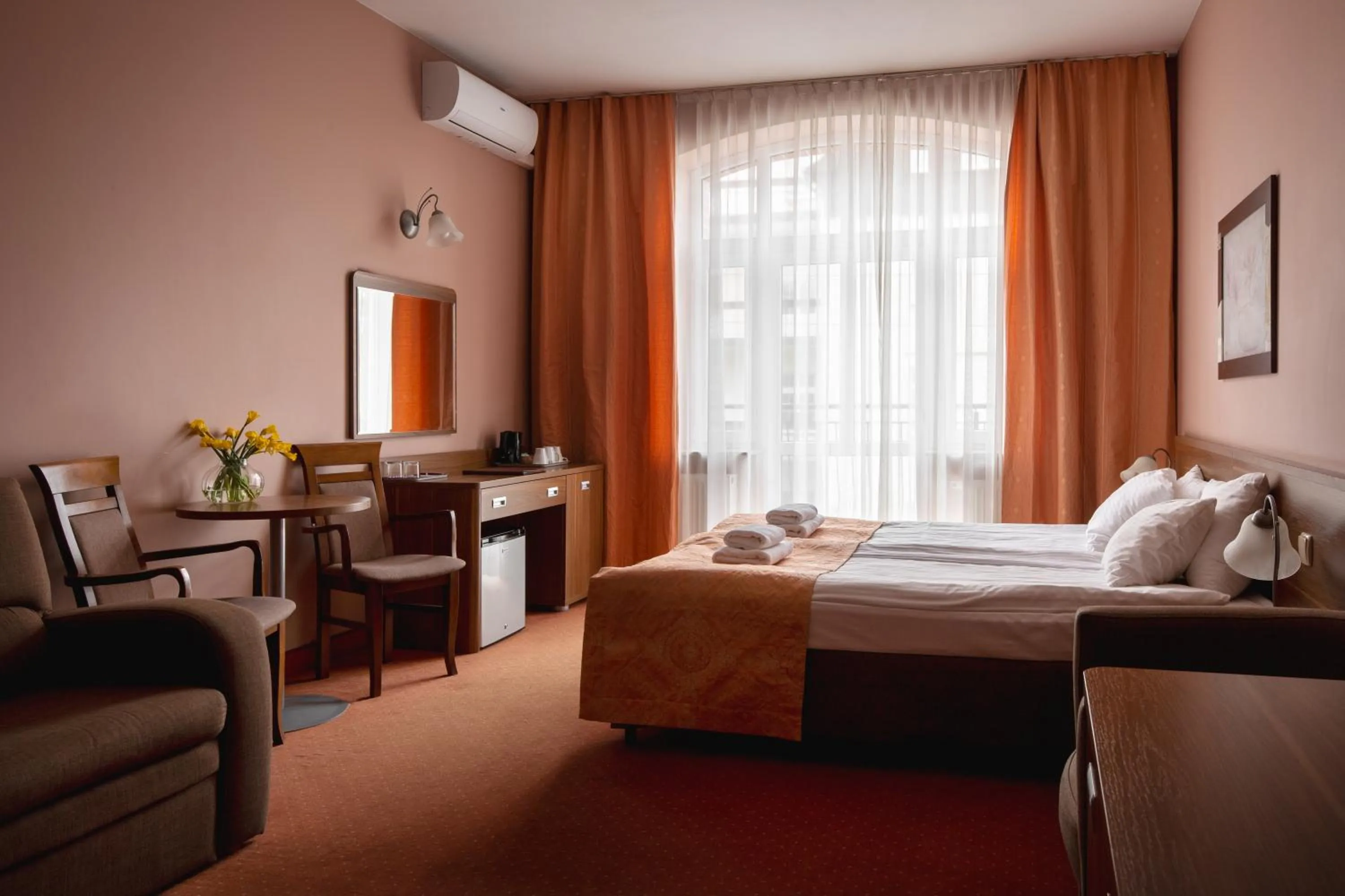 Parking, Bed in Paria Hotel