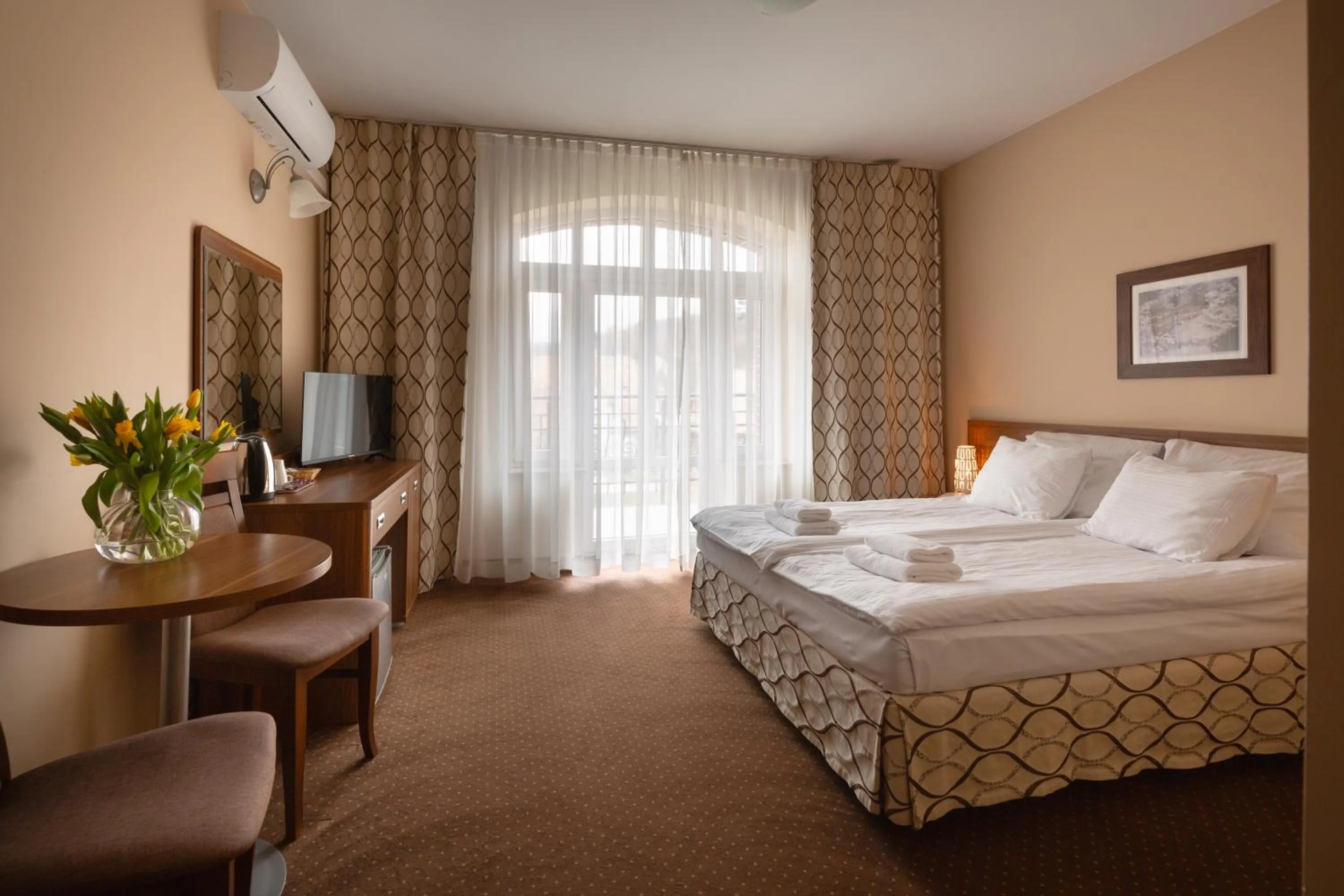 Bathroom, Bed in Paria Hotel