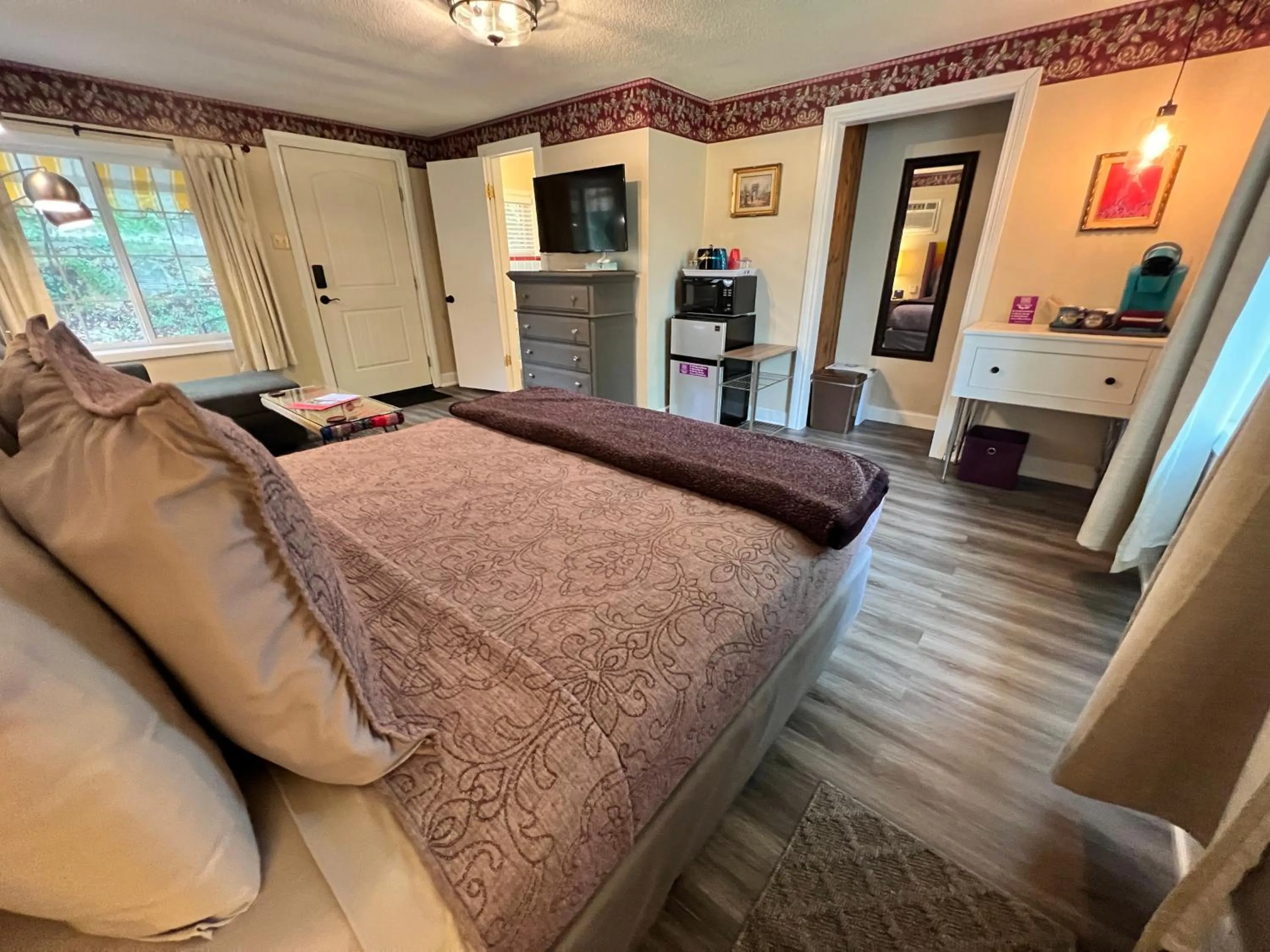 Bed in Sherwood Court Cottages & Guest Rooms
