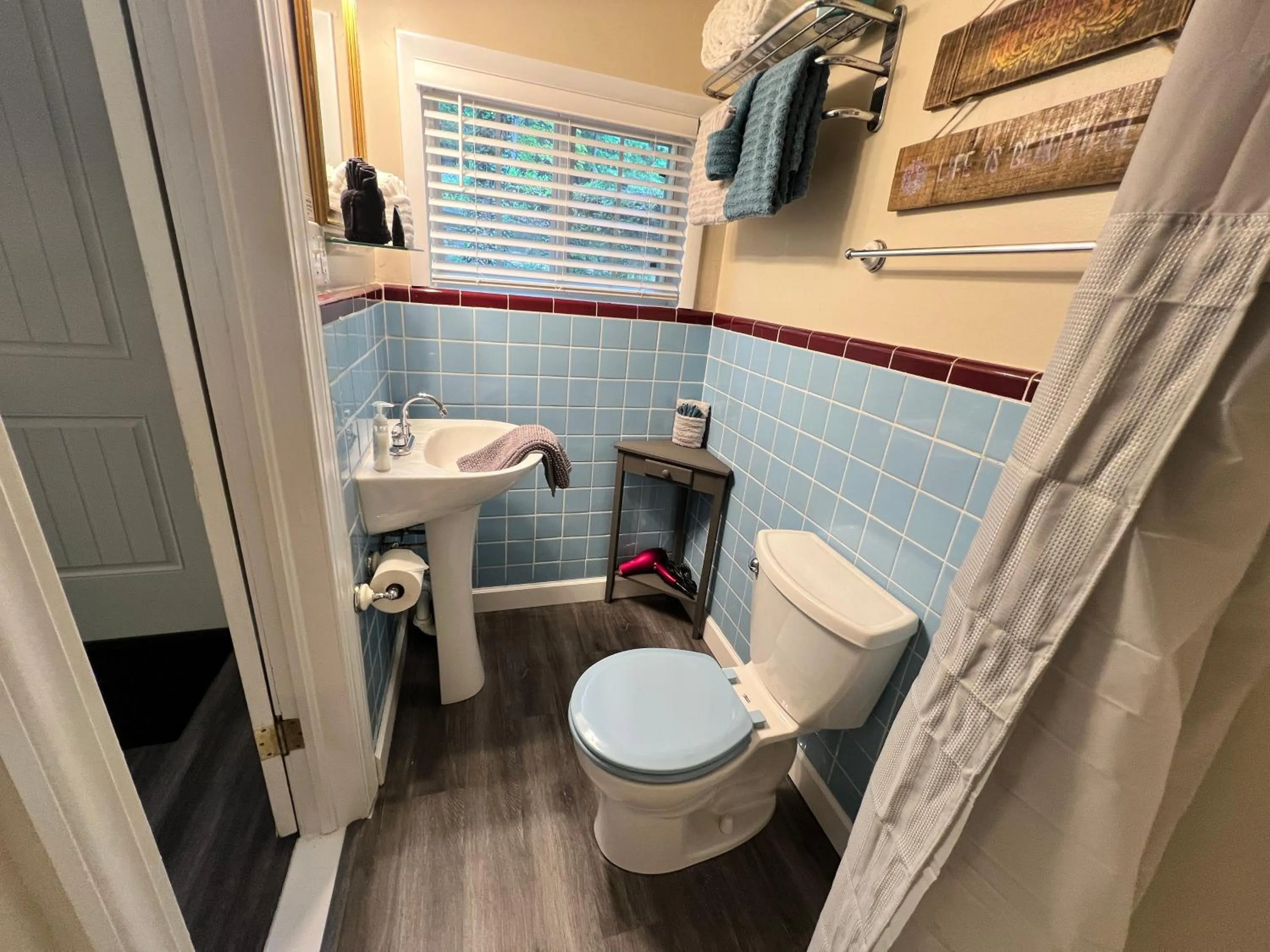 Bathroom in Sherwood Court Cottages & Guest Rooms