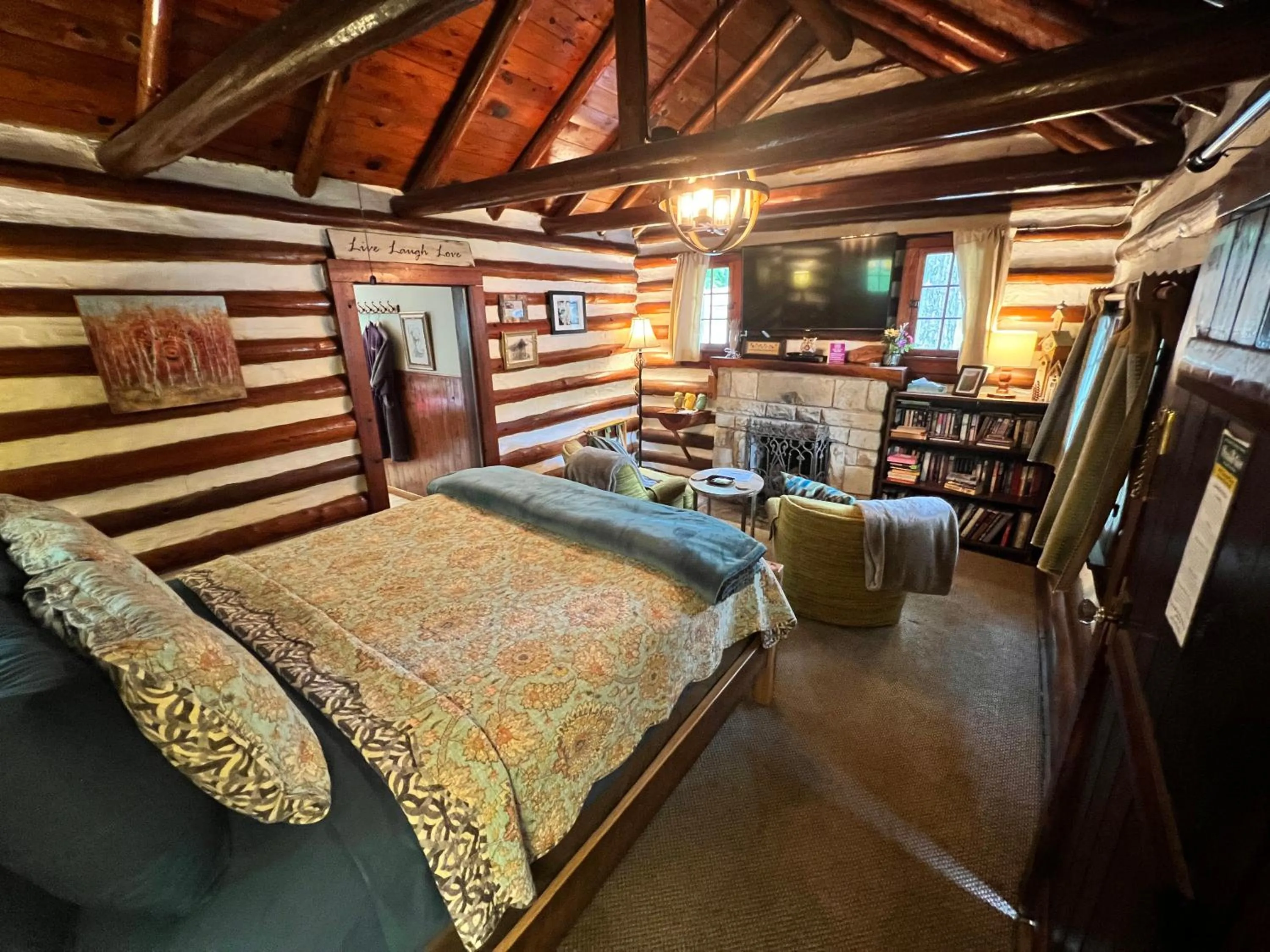 Bed in Sherwood Court Cottages & Guest Rooms