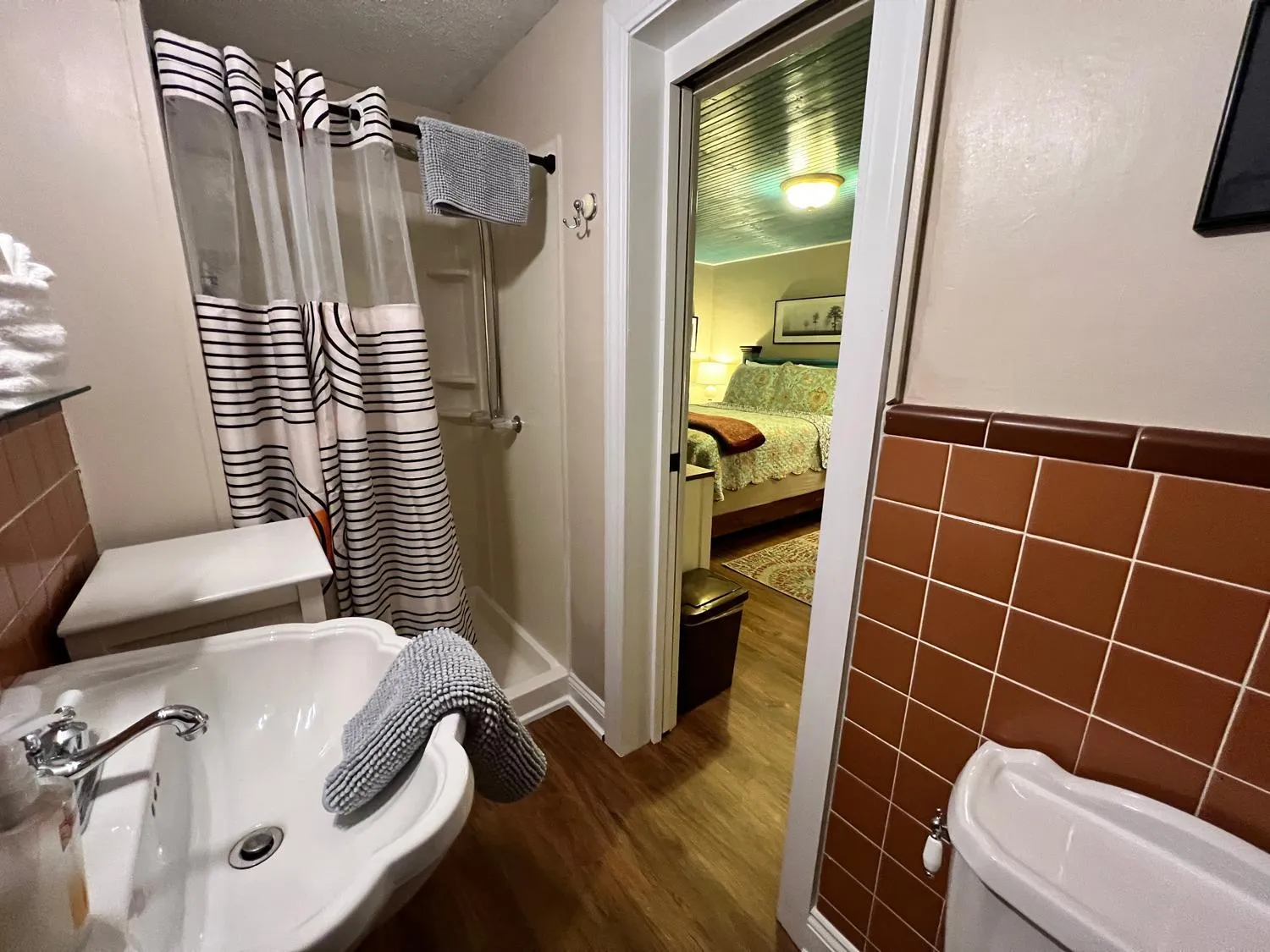 Bathroom in Sherwood Court Cottages & Guest Rooms