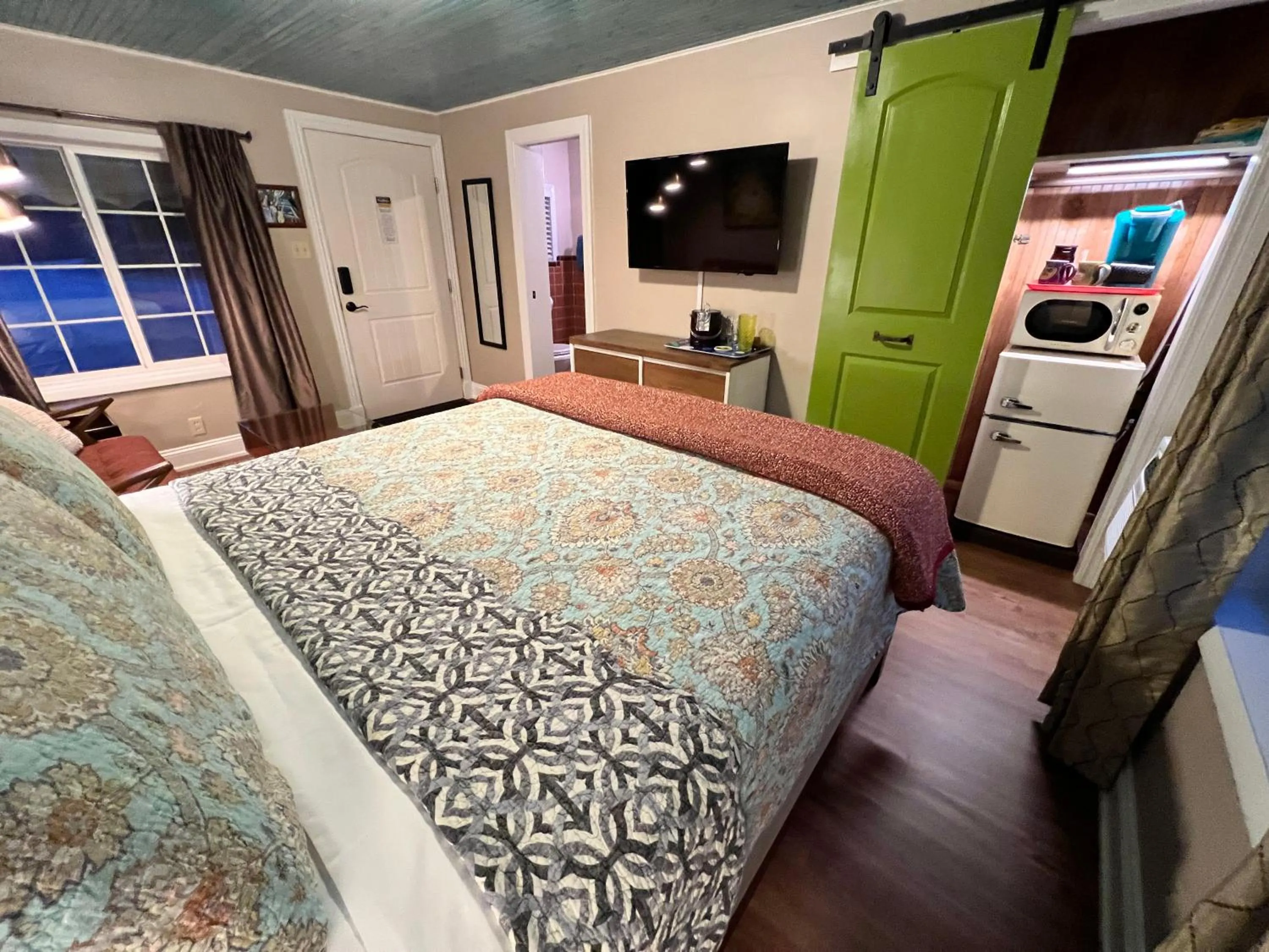 Photo of the whole room, Bed in Sherwood Court Cottages & Guest Rooms