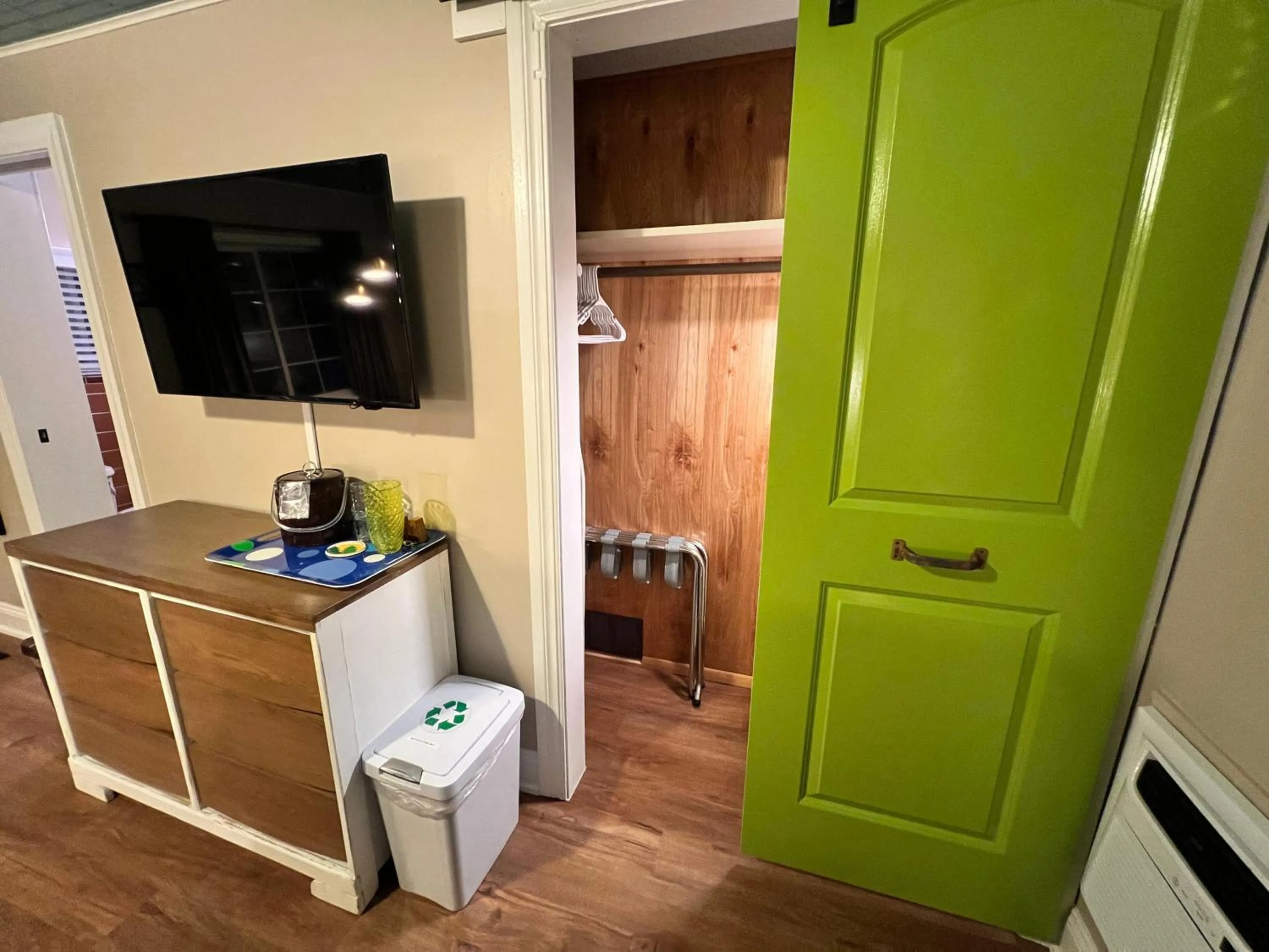 TV and multimedia in Sherwood Court Cottages & Guest Rooms