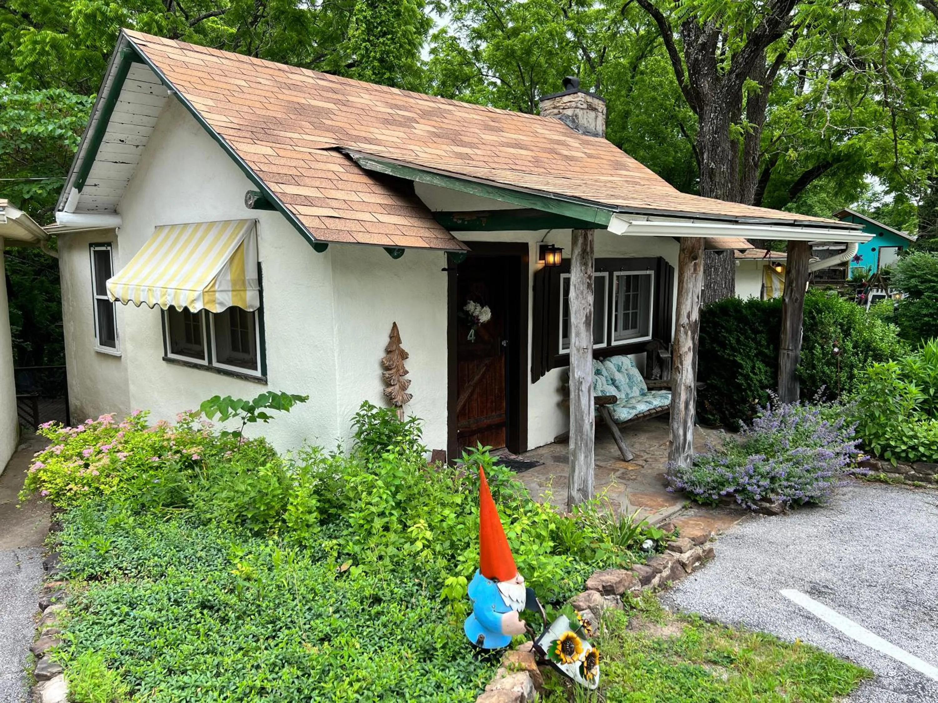 Property building in Sherwood Court Cottages & Guest Rooms