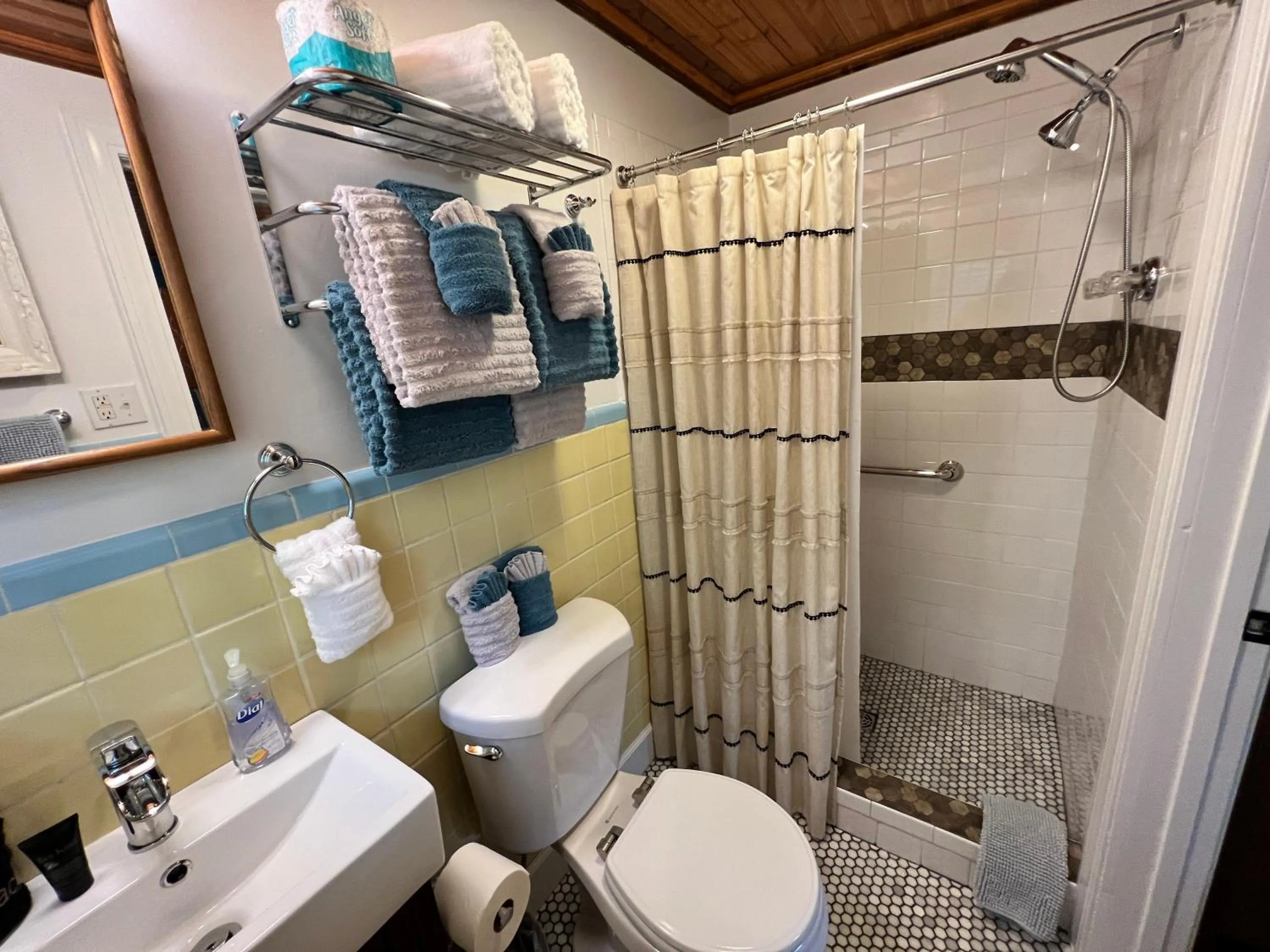 Bathroom in Sherwood Court Cottages & Guest Rooms