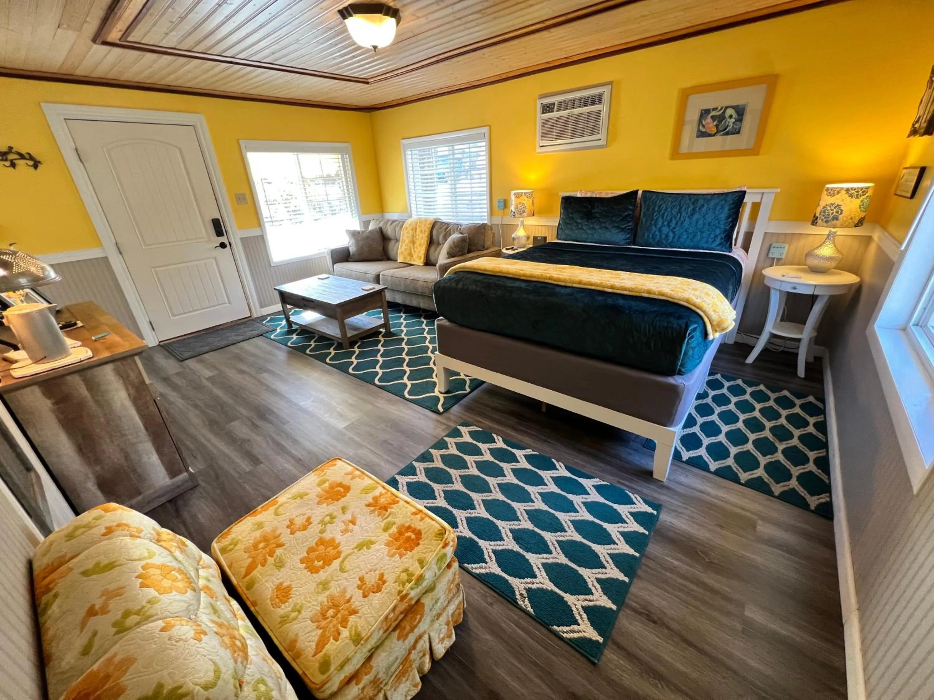 Bed in Sherwood Court Cottages & Guest Rooms