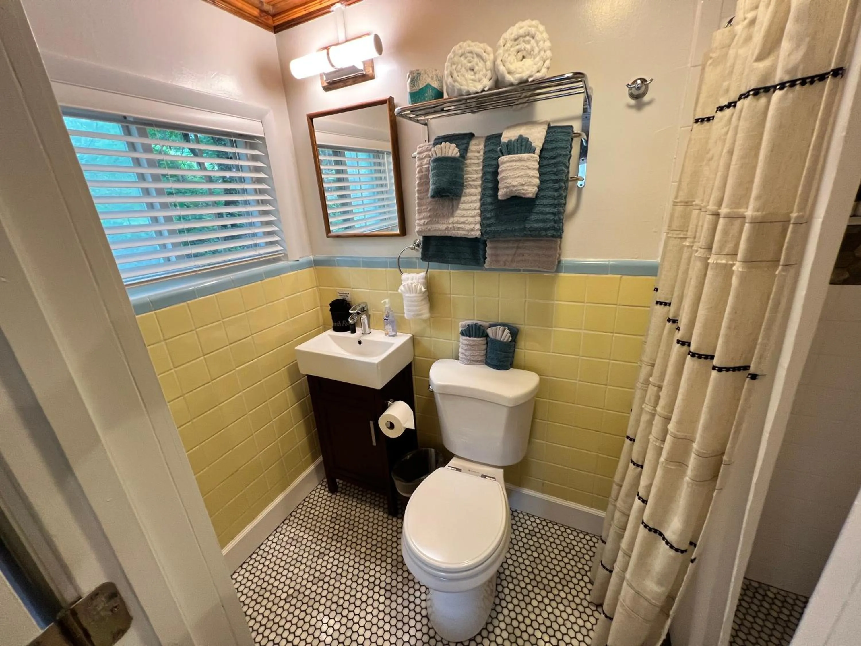 Bathroom in Sherwood Court Cottages & Guest Rooms