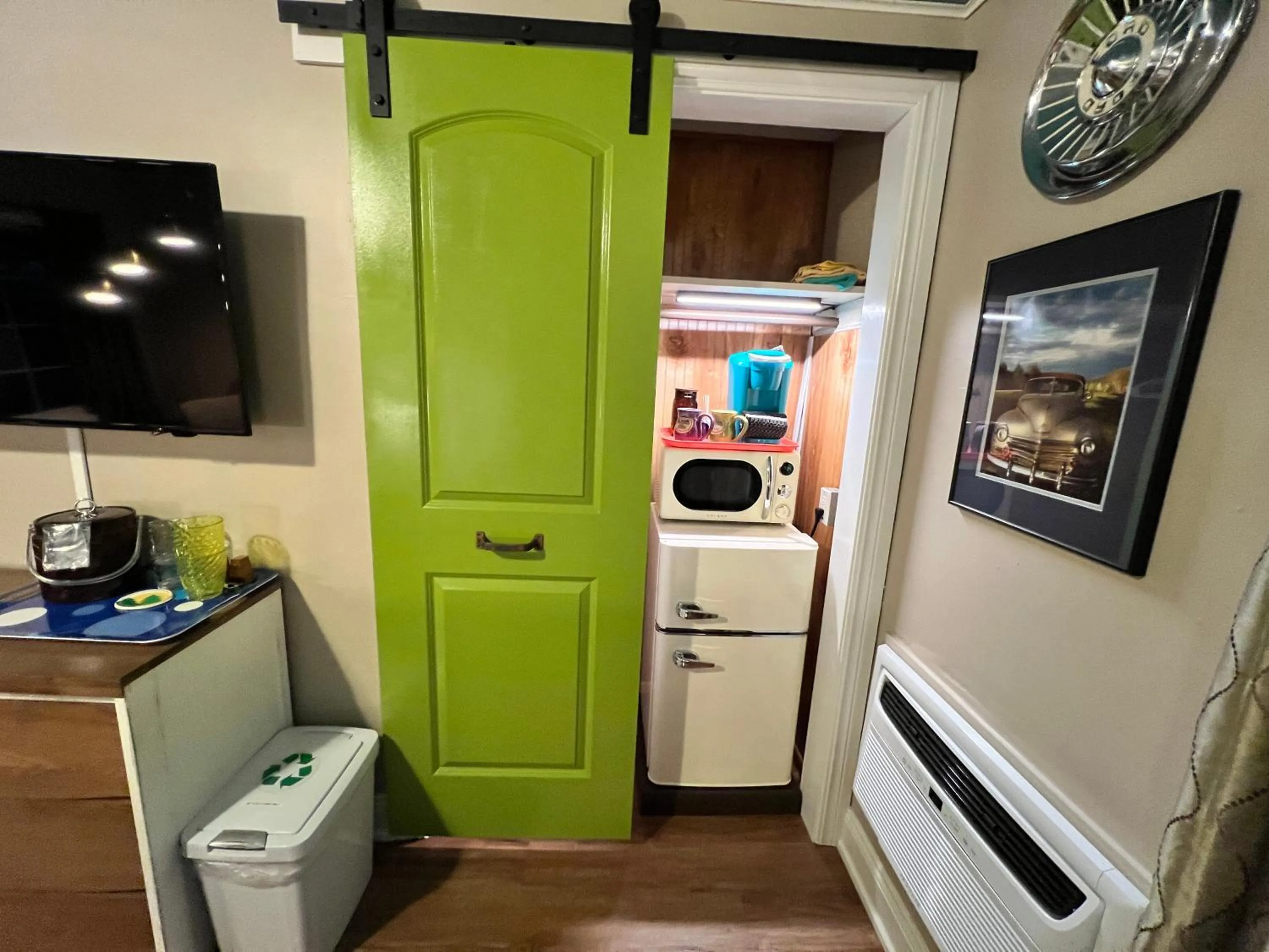 minibar in Sherwood Court Cottages & Guest Rooms